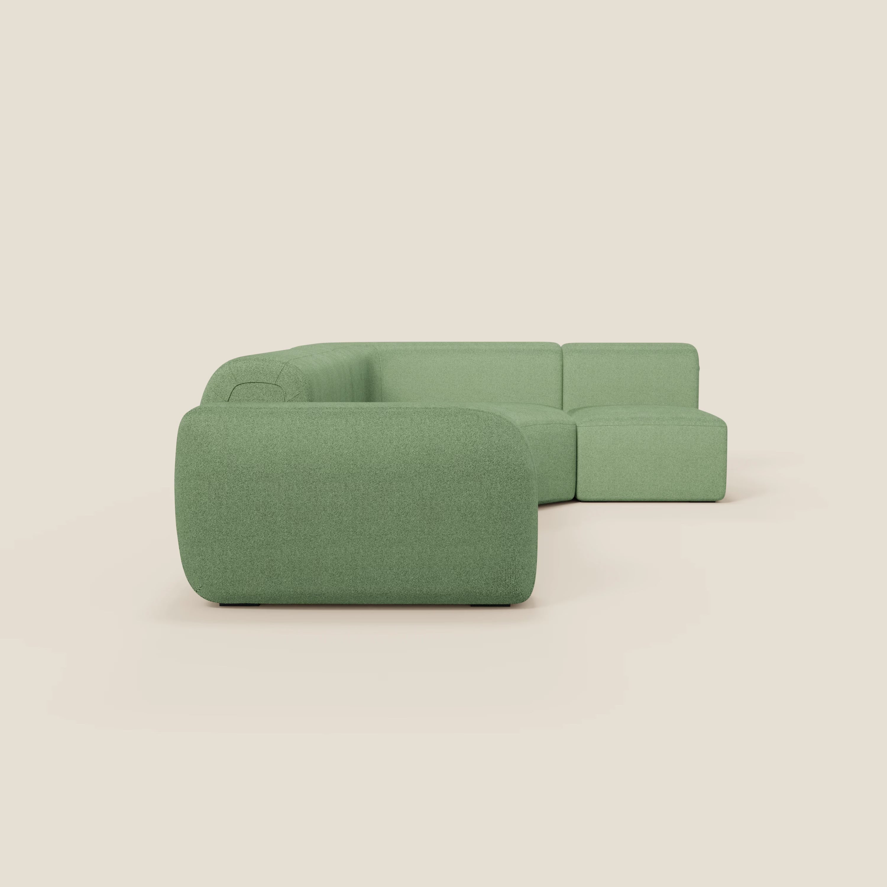Il divano angolare componibile e modulare BonBon di Divani.Store, in tessuto smacchiabile T23 menta, è caratterizzato da bordi arrotondati, schienali bassi, design minimalista, imbottitura liscia e assenza di gambe o decorazioni visibili su uno sfondo bianco sporco.