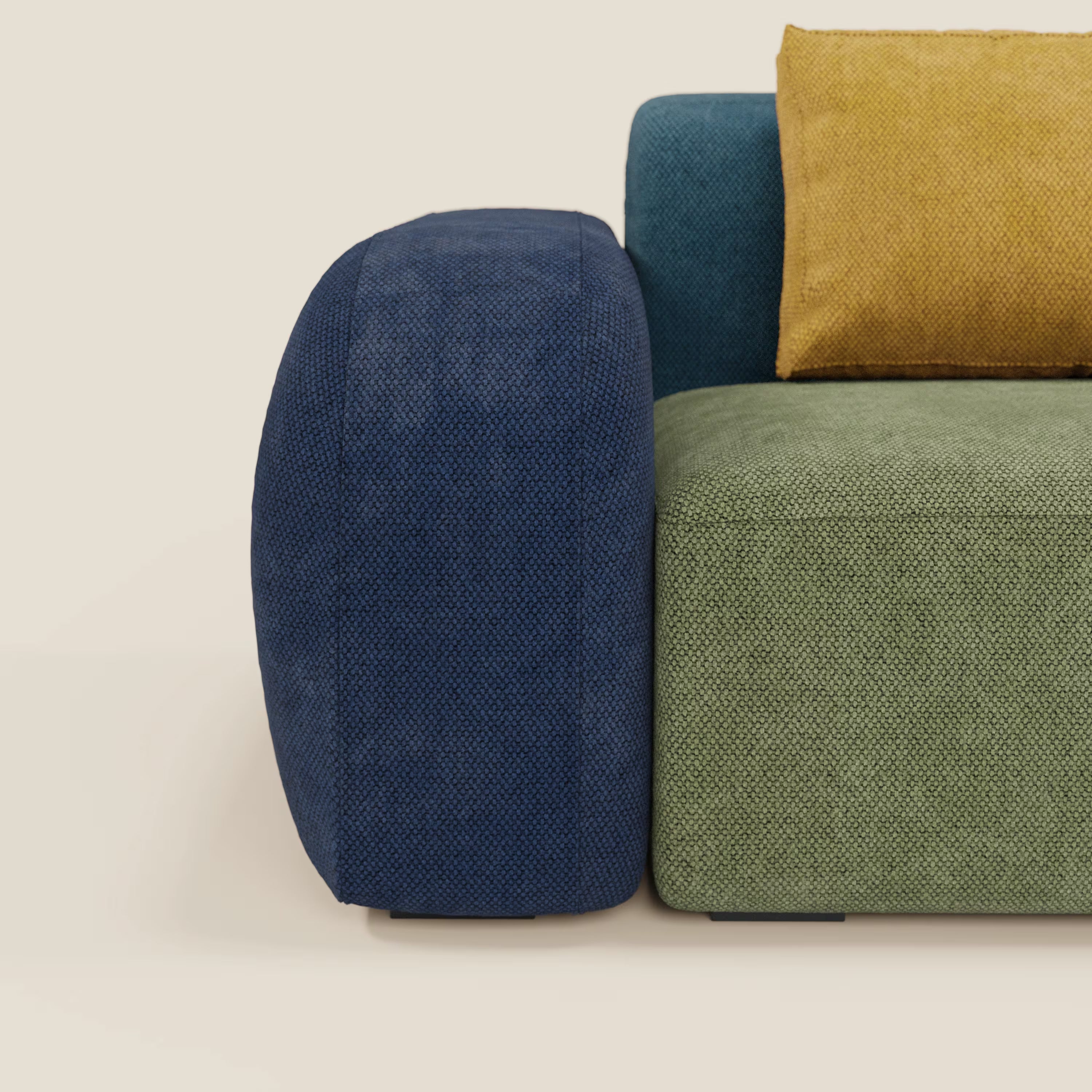 Il divano componibile angolare BonBon - Grande Fratello Edition di Divani.Store è caratterizzato da un bracciolo blu, una seduta verde, uno schienale verde acqua e un cuscino giallo senape in tessuto strutturato, con un design a blocchi di colore su uno sfondo semplice.