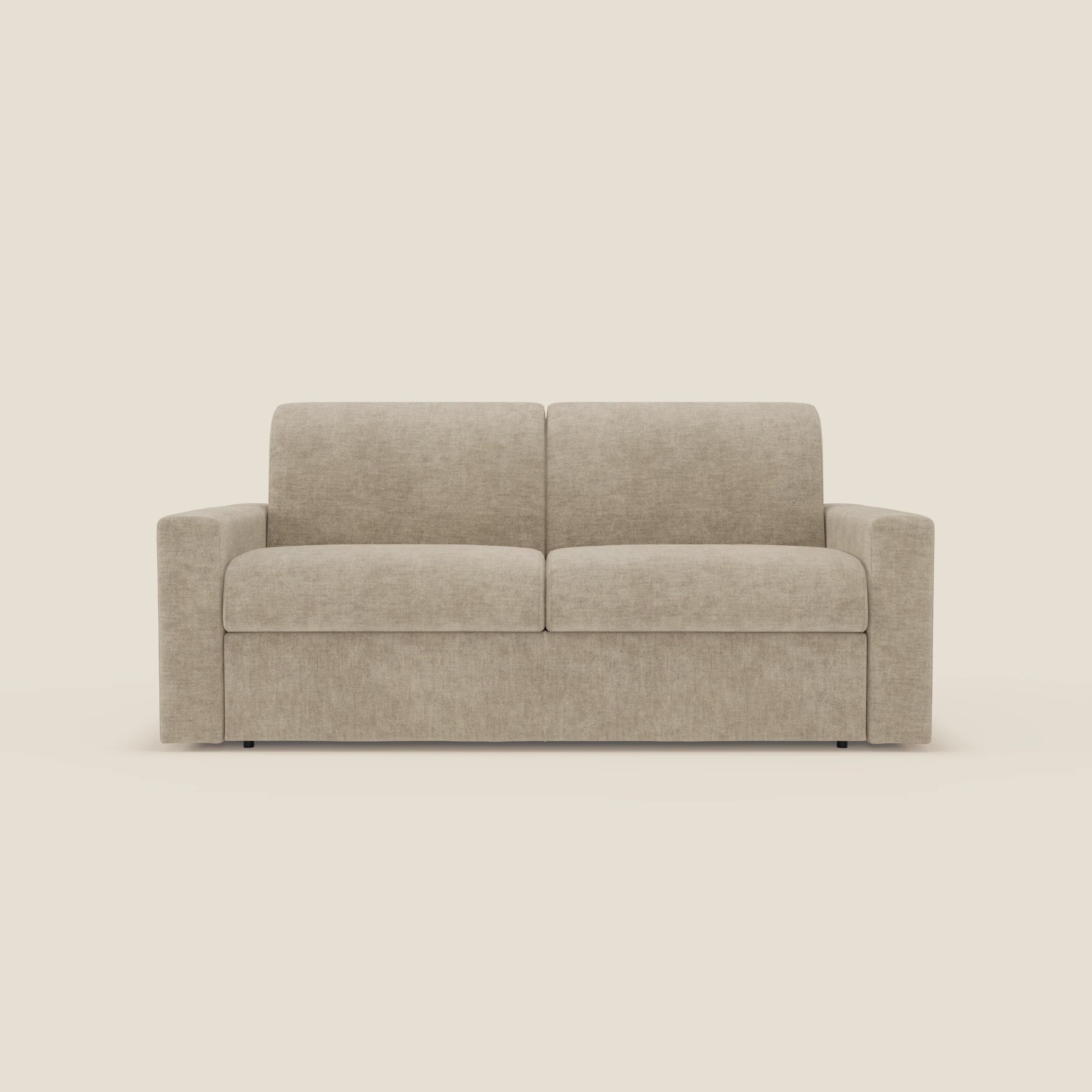 Il divano letto matrimoniale Diomede di Divani.Store, in velluto sfoderabile T35 beige easy clean, è caratterizzato da un design moderno e minimalista con braccioli dritti, morbida imbottitura e linee pulite, su uno sfondo crema chiaro.