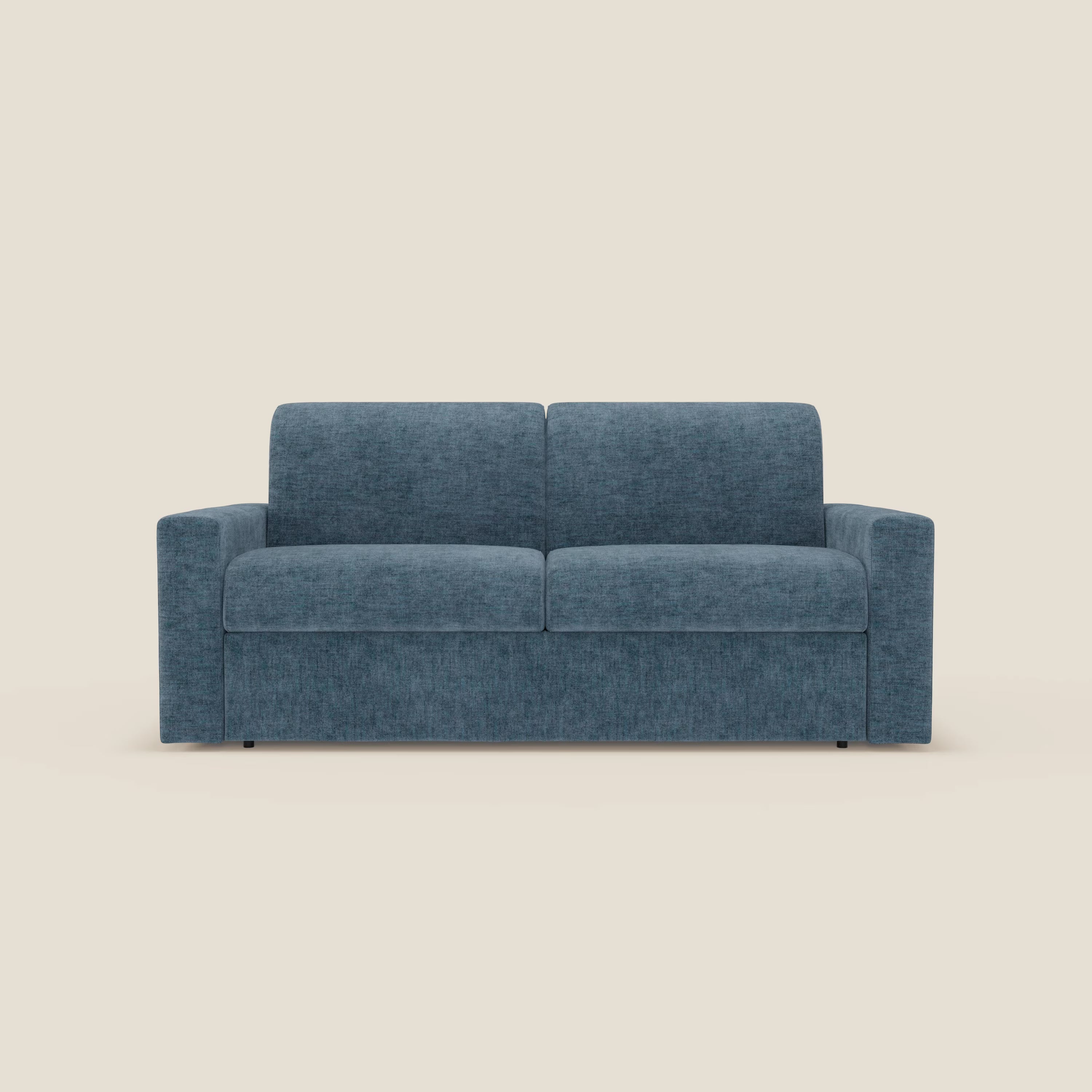 Il divano letto matrimoniale Diomede di Divani.Store presenta un design moderno in velluto blu T35, facile da pulire, con braccioli dritti e due cuscini di seduta, su uno sfondo beige semplice. L'imbottitura morbida e strutturata è elegante e minimalista.