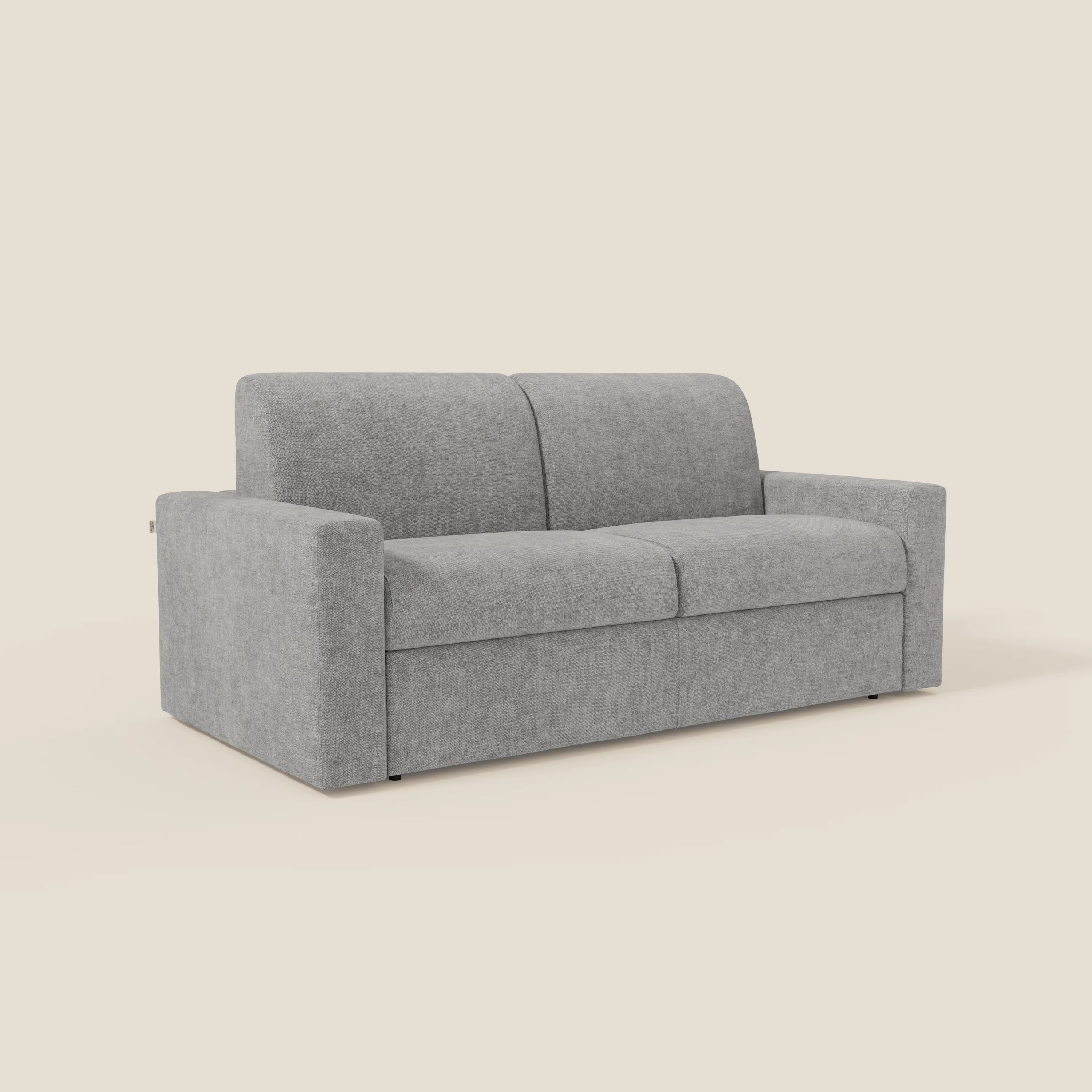 Il divano letto matrimoniale Diomede in velluto easy clean T35 grigio di Divani.Store è caratterizzato da ampi braccioli, morbidi cuscini e un design minimalista dalle linee pulite per un look accogliente e moderno su uno sfondo beige chiaro.