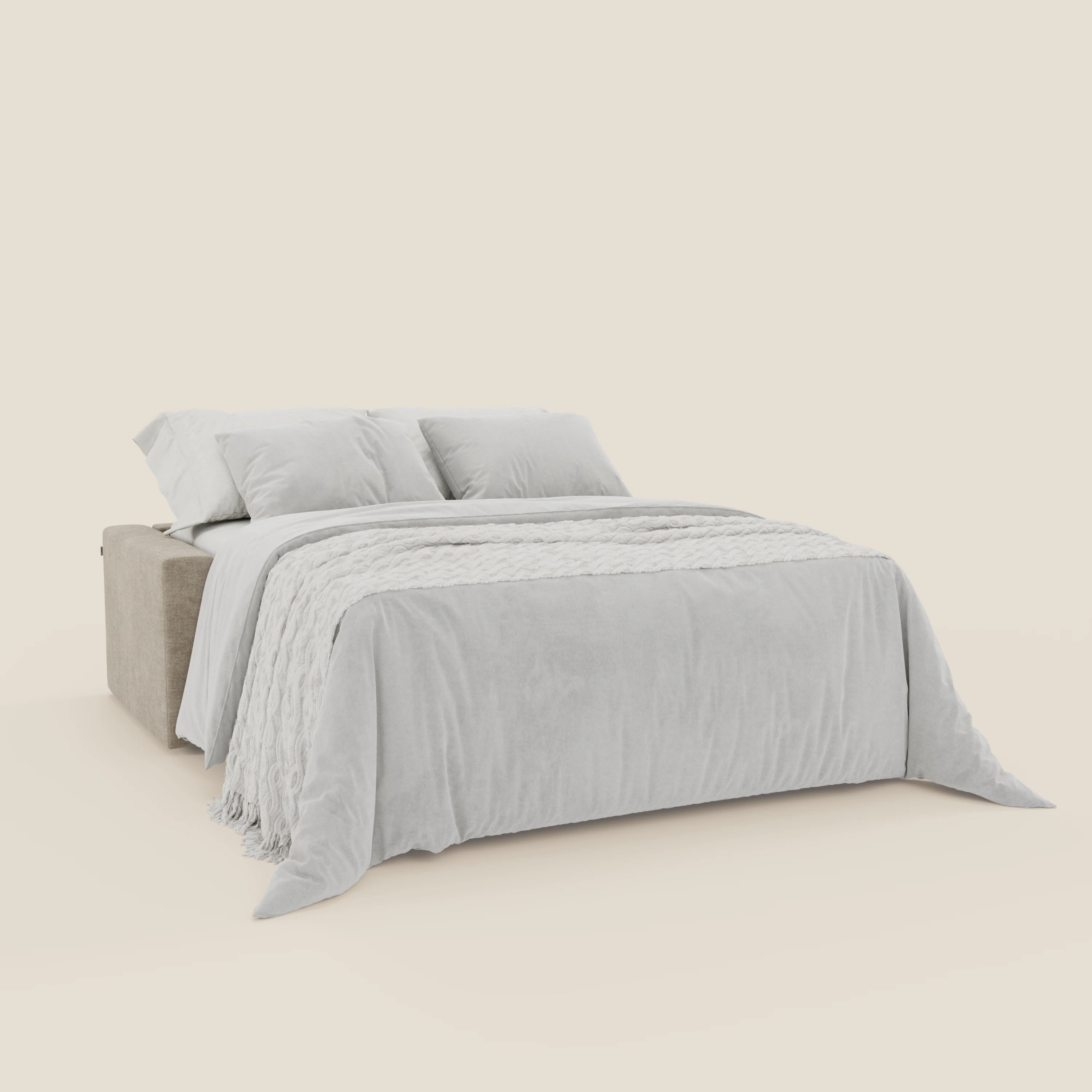 Il divano letto matrimoniale Diomede di Divani.Store è caratterizzato da un rivestimento in velluto panna T35 sfoderabile e facile da pulire e da un design moderno. È caratterizzato da una coperta grigio chiaro, cuscini coordinati e una base imbottita beige su sfondo crema.