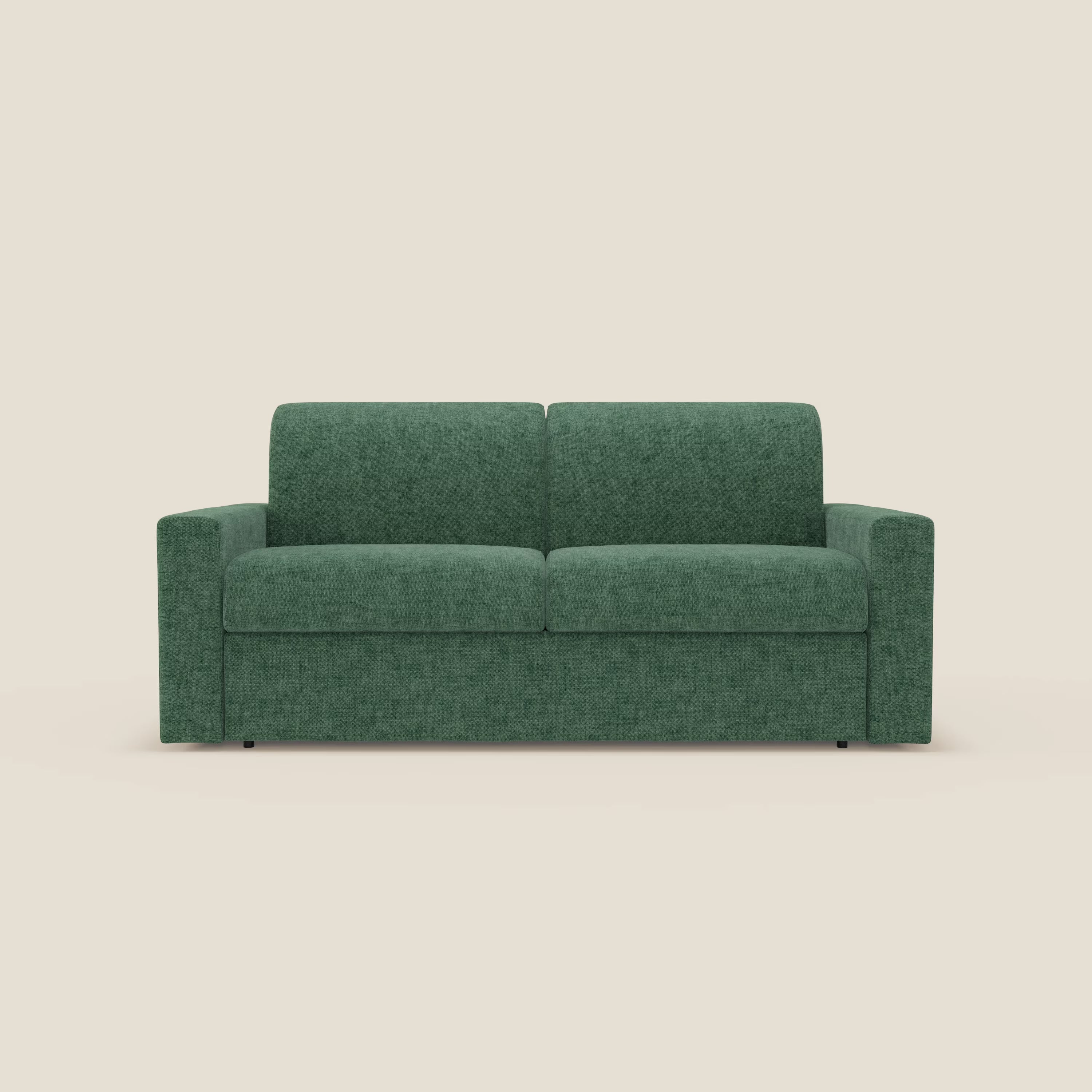 Il Divano letto matrimoniale Diomede in velluto easy clean sfoderabile di Divani.Store ha due posti a sedere ed è caratterizzato da un design moderno e minimalista con linee pulite, braccioli squadrati e un'imbottitura in T35 verde su uno sfondo beige chiaro.