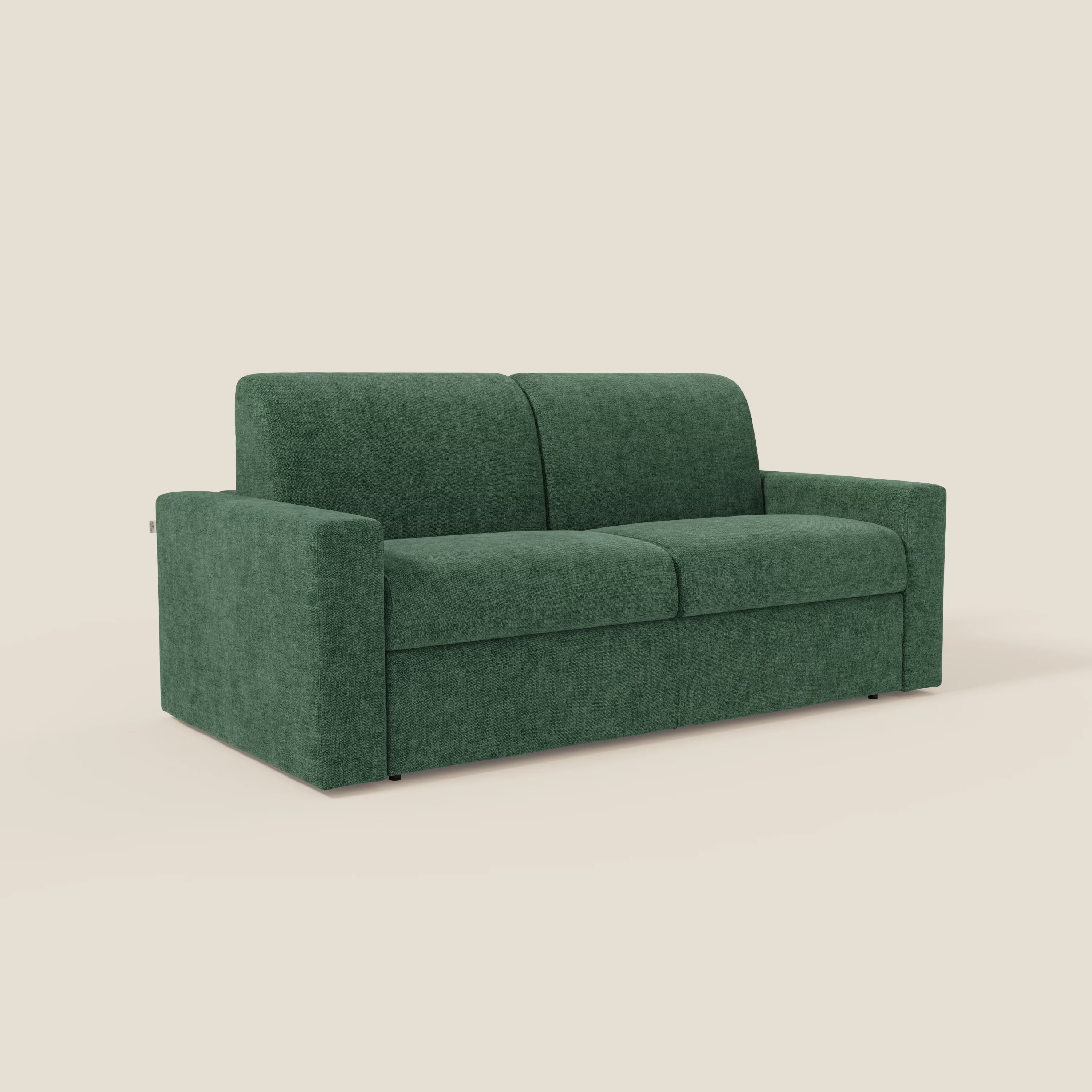 Il divano letto matrimoniale Diomede di Divani.Store è caratterizzato da un velluto verde facile da pulire, due cuscini di seduta, ampi braccioli e uno schienale basso. Il suo design moderno e squadrato poggia su gambe discrete su uno sfondo color crema.