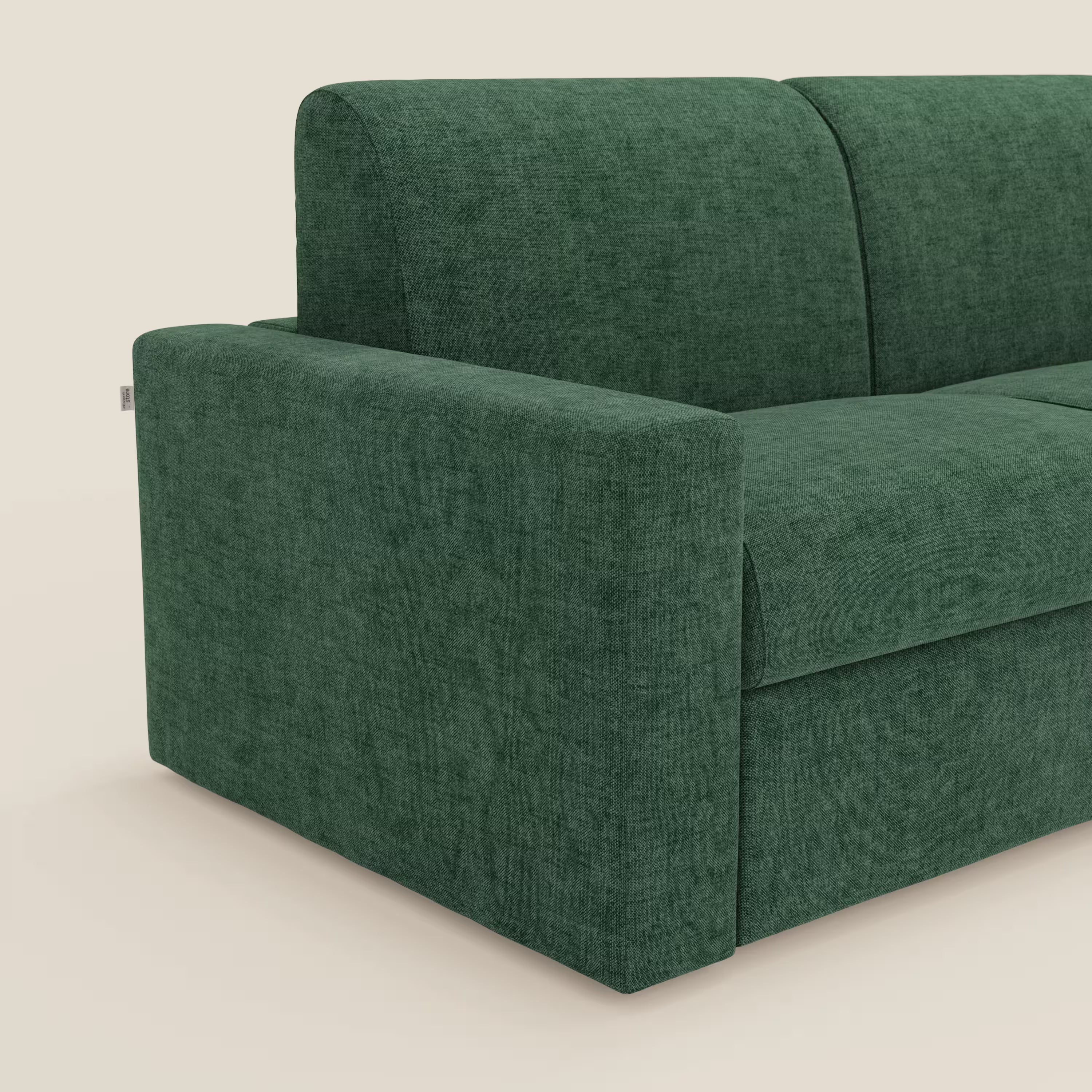 Primo piano del divano letto matrimoniale Diomede in velluto easy clean sfoderabile di Divani.Store, nel colore T35 verde. Questo divano moderno presenta braccioli squadrati, linee eleganti e pulite e una finitura in velluto verde intenso leggermente strutturato.