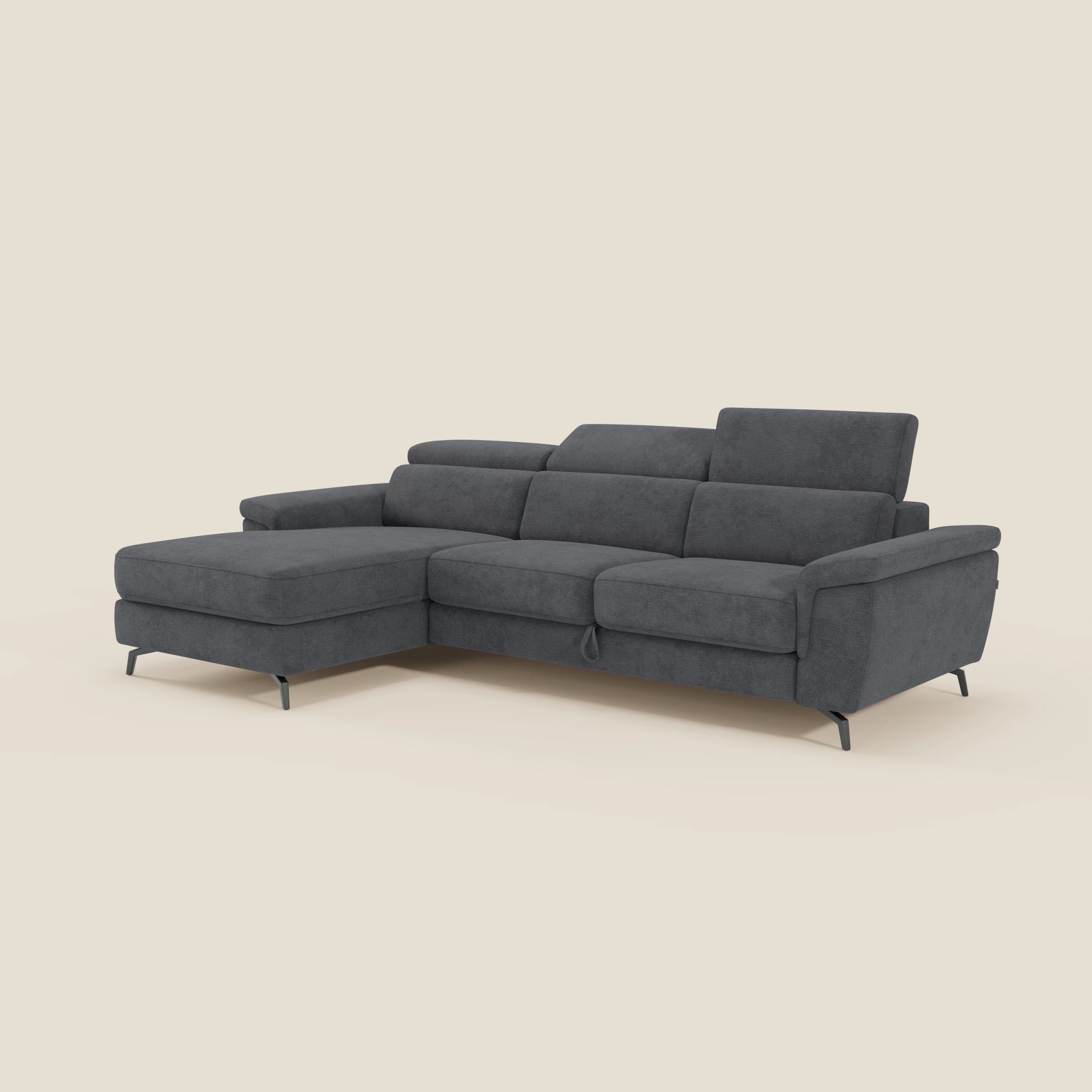 Estro Divano estraibile di Divani.Store è caratterizzato da una chaise-longue sinistra, poggiatesta reclinabili, gambe sottili in metallo nero e morbido tessuto impermeabile T14 antracite per un look minimalista contemporaneo.