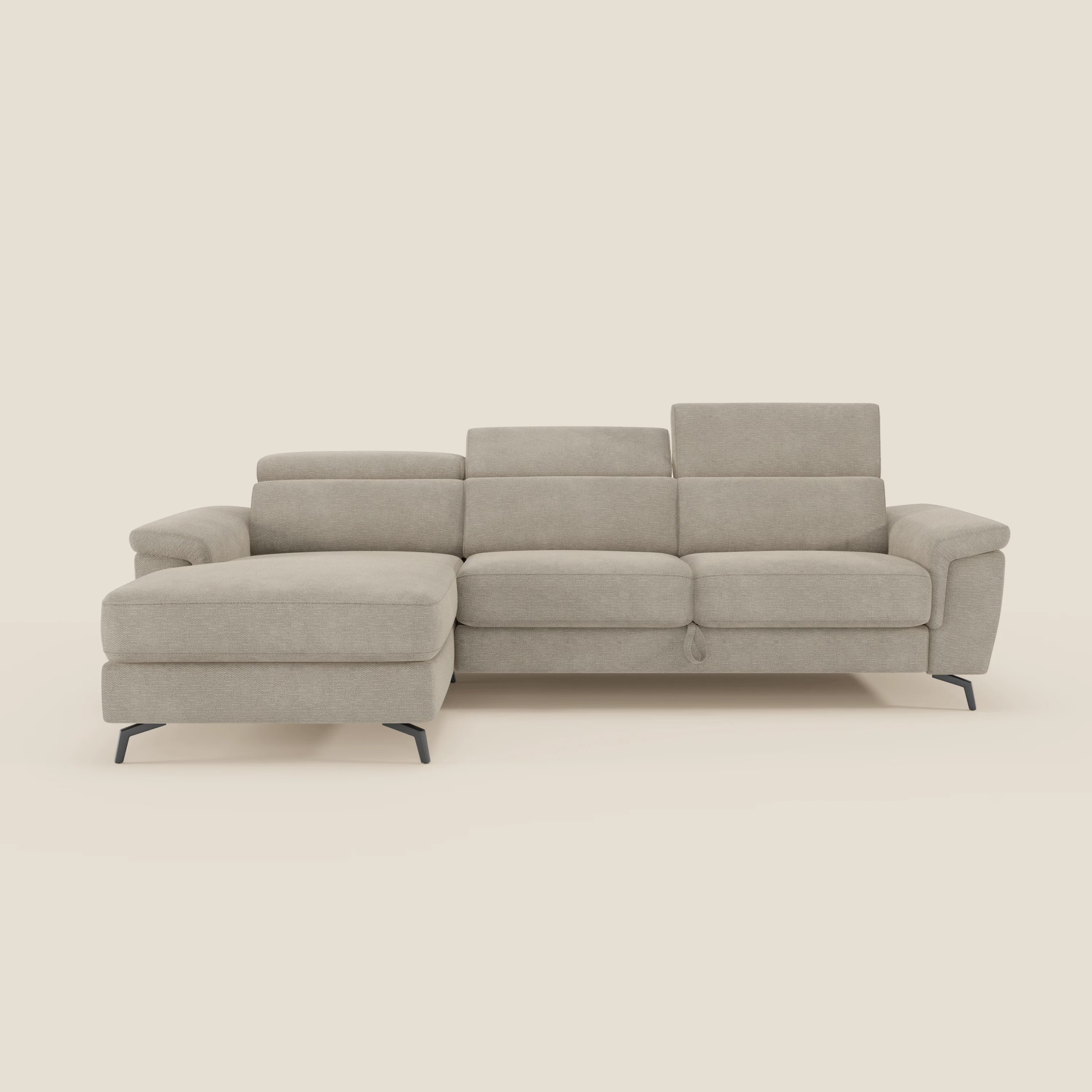 Estro Divano estraibile di Divani.Store è caratterizzato da una chaise-longue sinistra, poggiatesta reclinabili, tessuto impermeabile beige T14 e sottili gambe in metallo nero, su sfondo bianco sporco.