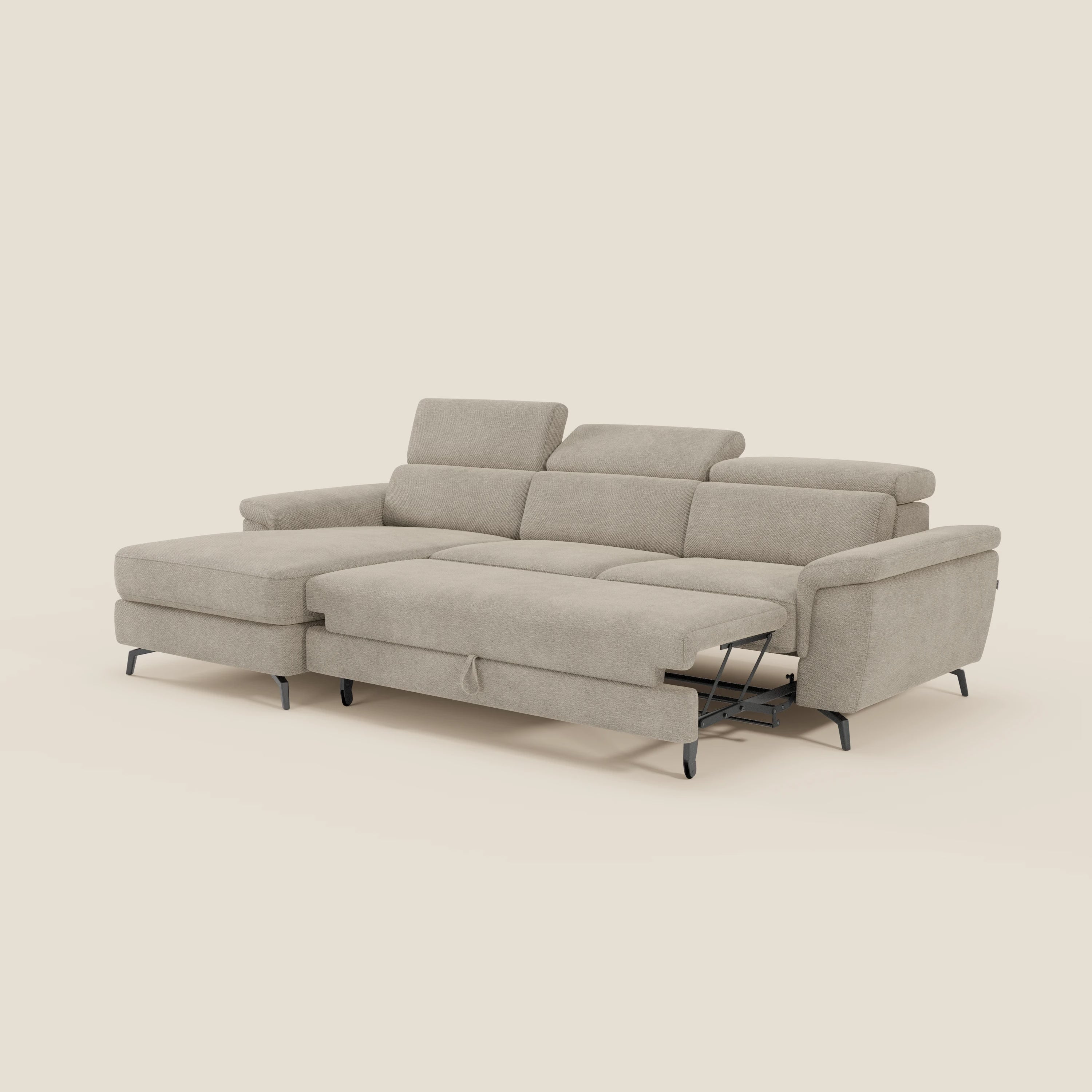 L'Estro Divano estraibile di Divani.Store, in tessuto impermeabile T14 beige, è caratterizzato da una chaise-longue sinistra, poggiatesta regolabili, poggiapiedi destro esteso come una poltrona reclinabile e gambe in metallo nero.