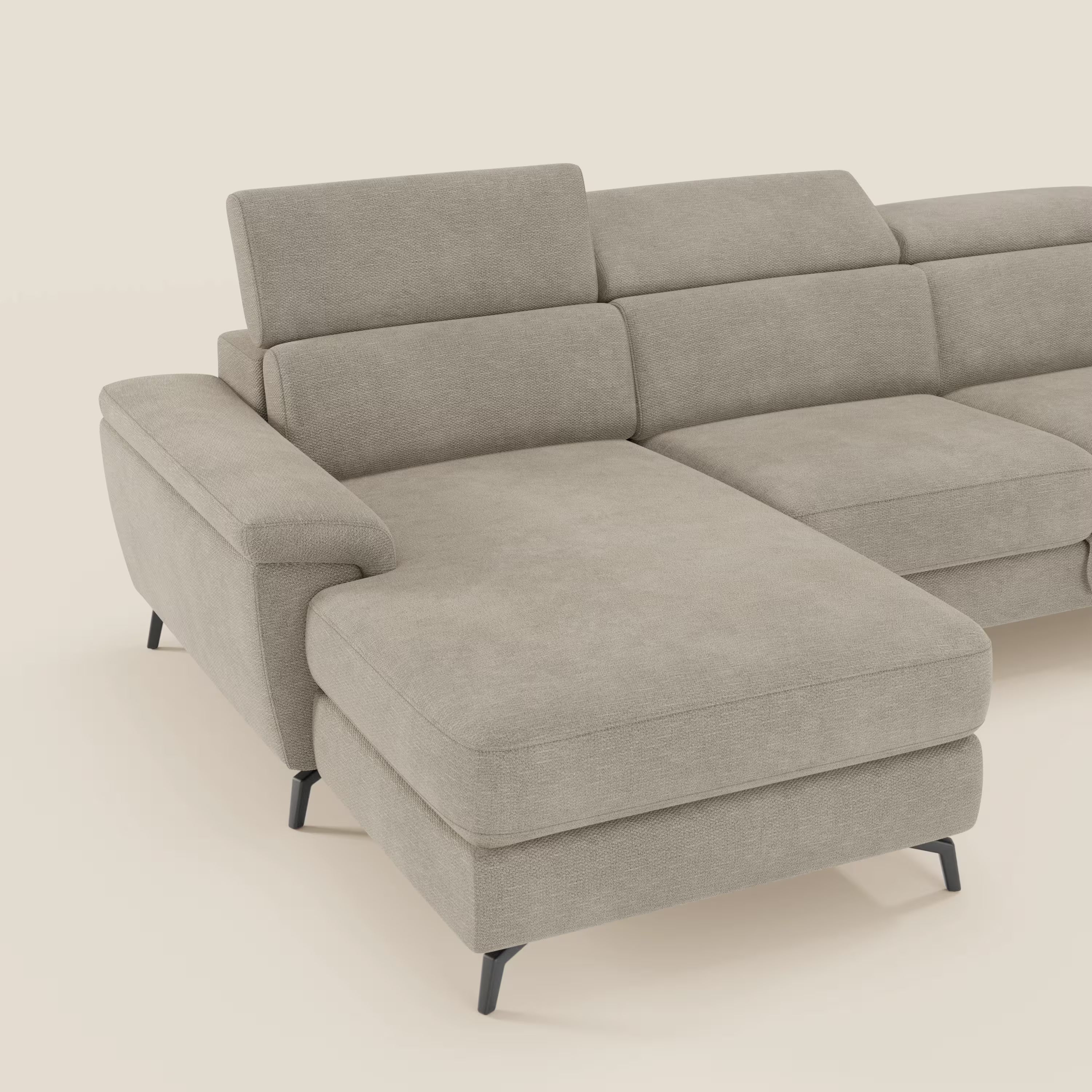 L'Estro Divano estraibile di Divani.Store in tessuto impermeabile beige T14 è caratterizzato da una chaise longue sinistra, poggiatesta reclinabili, cuscini morbidi e sottili gambe in metallo nero su un semplice sfondo crema.