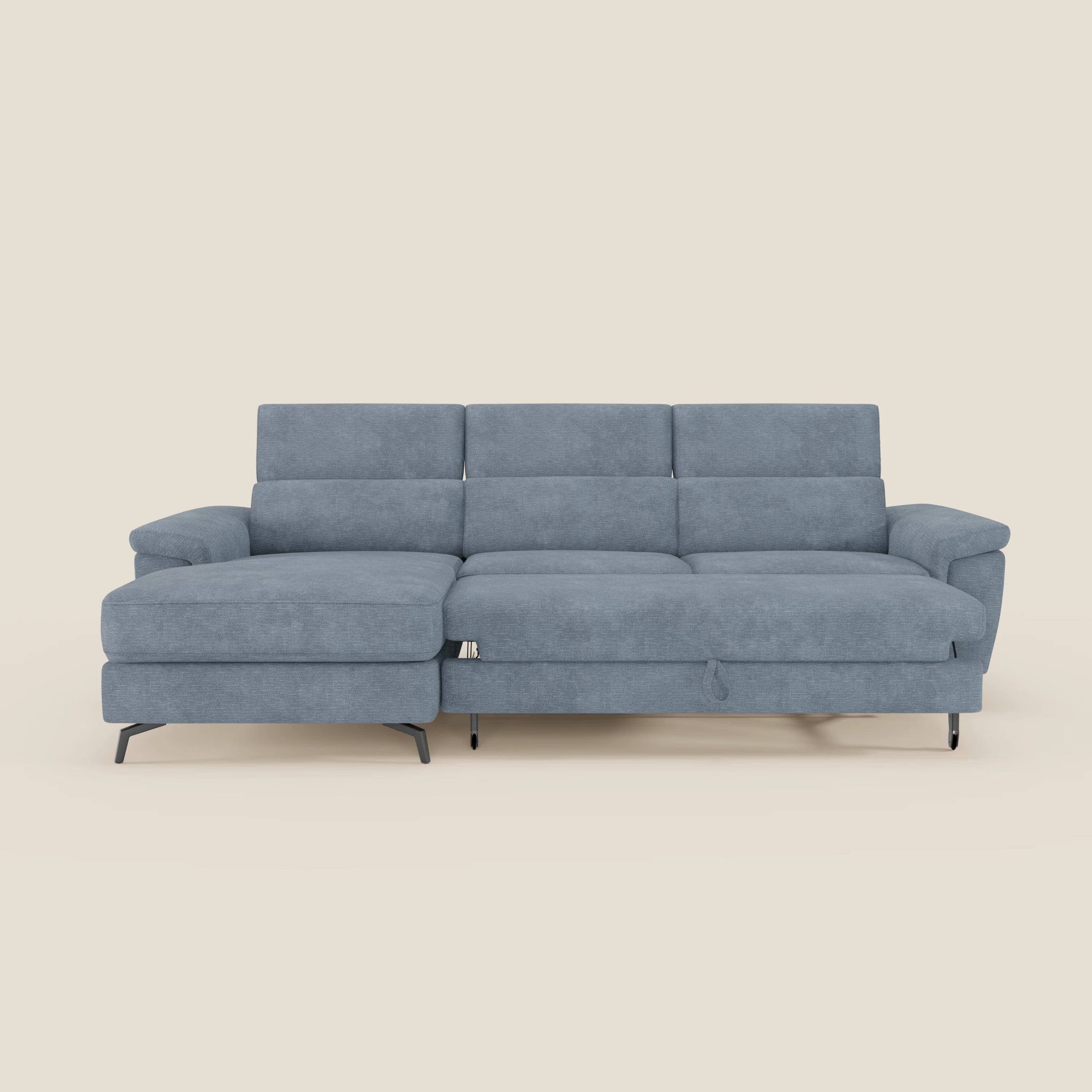 Estro Divano estraibile di Divani.Store è un moderno divano blu con chaise-longue, tre schienali imbottiti, ampi braccioli, poggiatesta reclinabili, tessuto impermeabile T14 carta da zucchero, gambe sottili nere e fondo beige tinta unita.