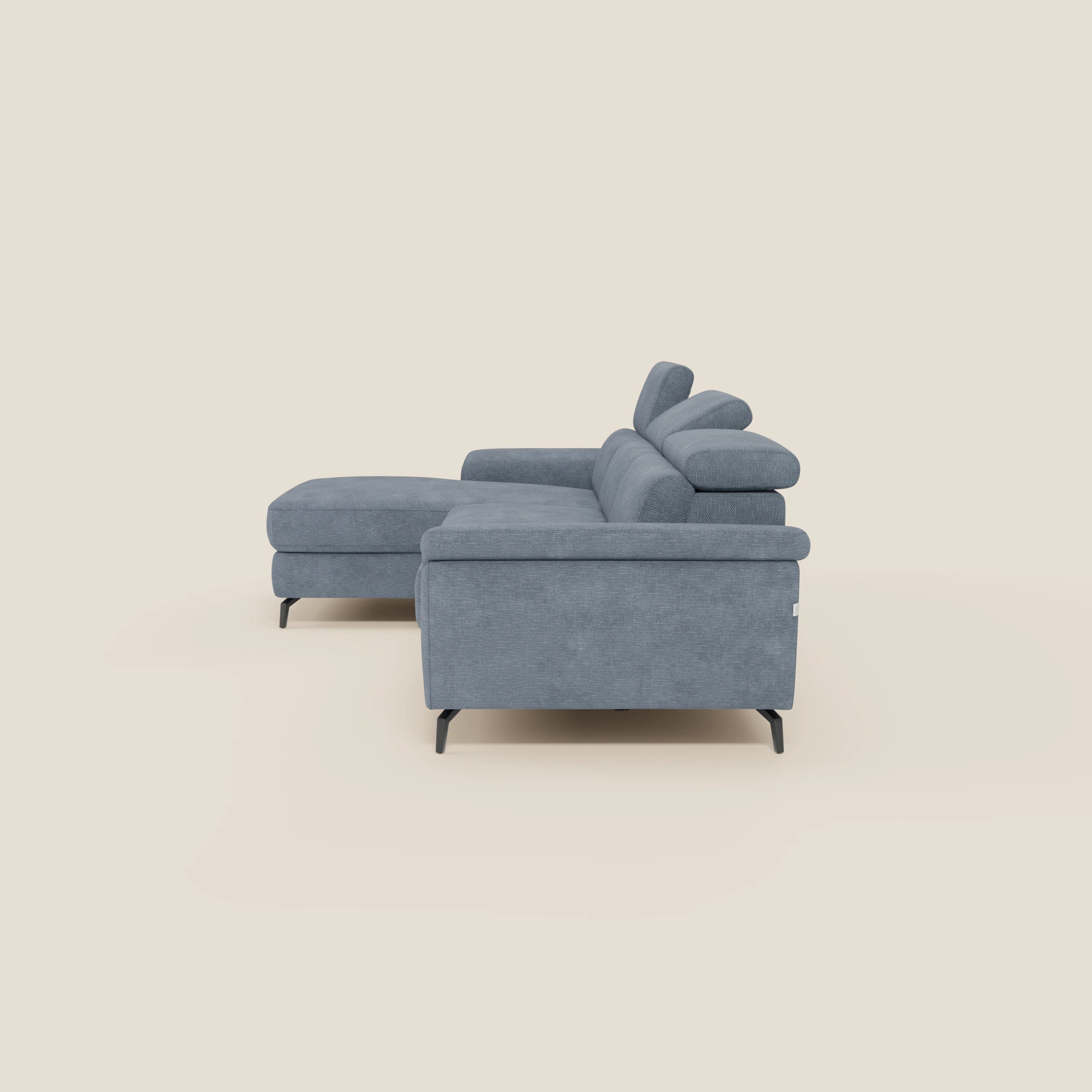 Il divano estraibile Estro di Divani.Store, raffigurato sul lato posteriore, è caratterizzato da una chaise-longue sinistra, poggiatesta reclinabili, gambe sottili in metallo nero e tessuto impermeabile T14 carta da zucchero su sfondo bianco.