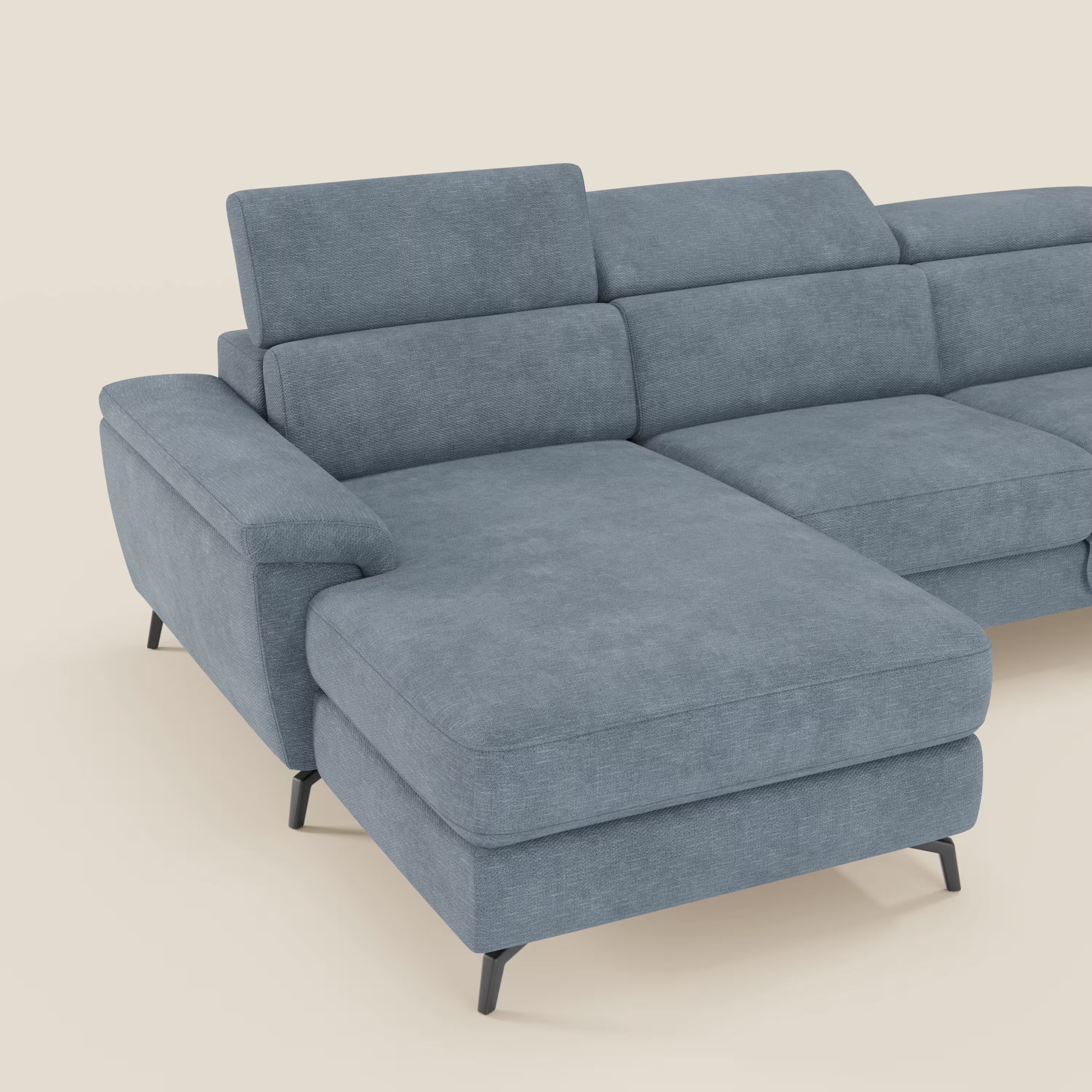 Estro Divano estraibile di Divani.Store è caratterizzato da una chaise-longue sinistra, da poggiatesta regolabili, da ampi braccioli e da sottili gambe in metallo nero rivestite in tessuto impermeabile T14 carta da zucchero, su sfondo beige tinta unita.