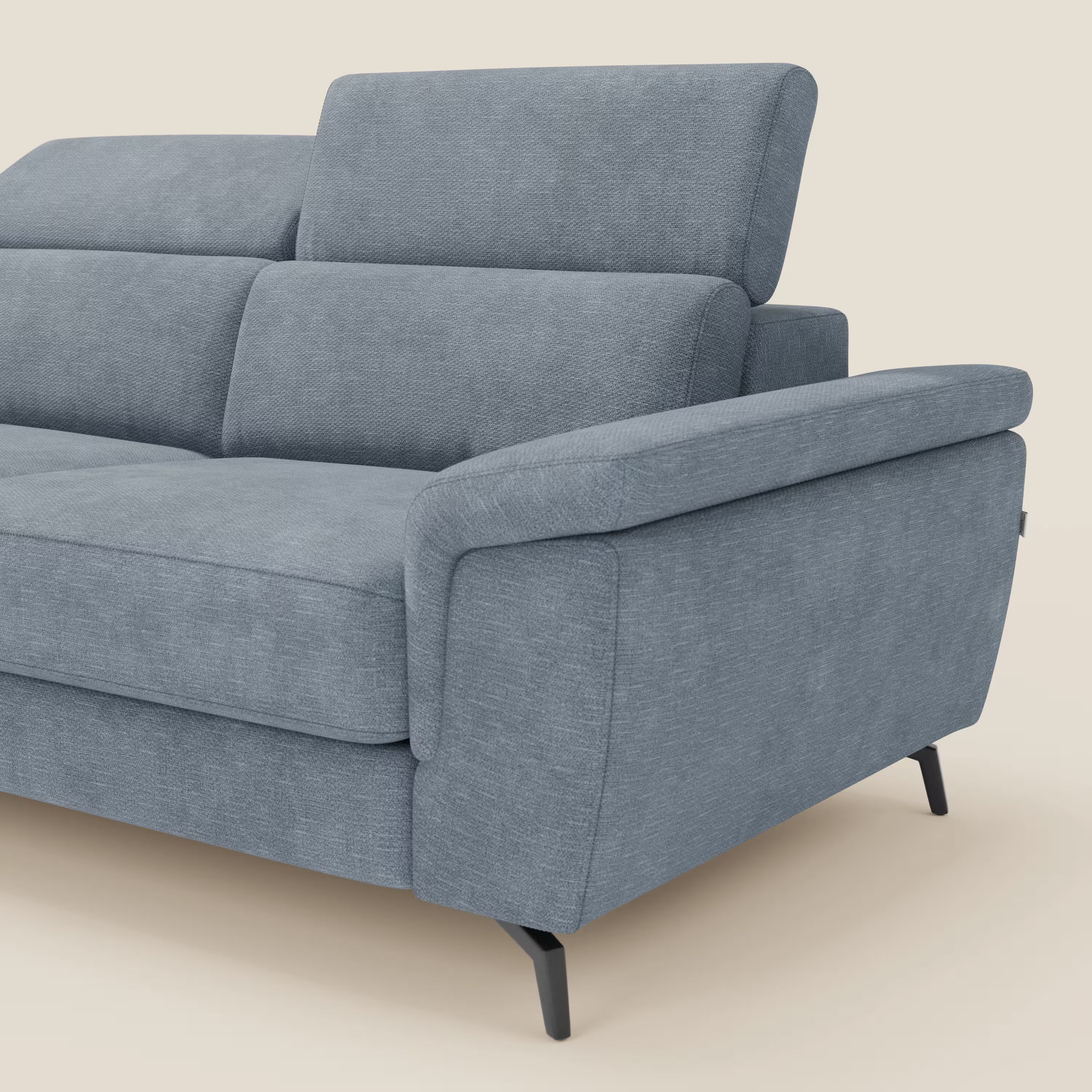 Estro Divano estraibile di Divani.Store è dotato di chaise-longue, poggiatesta reclinabili e rivestimento in tessuto impermeabile T14 carta da zucchero. Ha ampi braccioli e gambe angolari in metallo nero; solo una parte di esso appare su uno sfondo neutro.