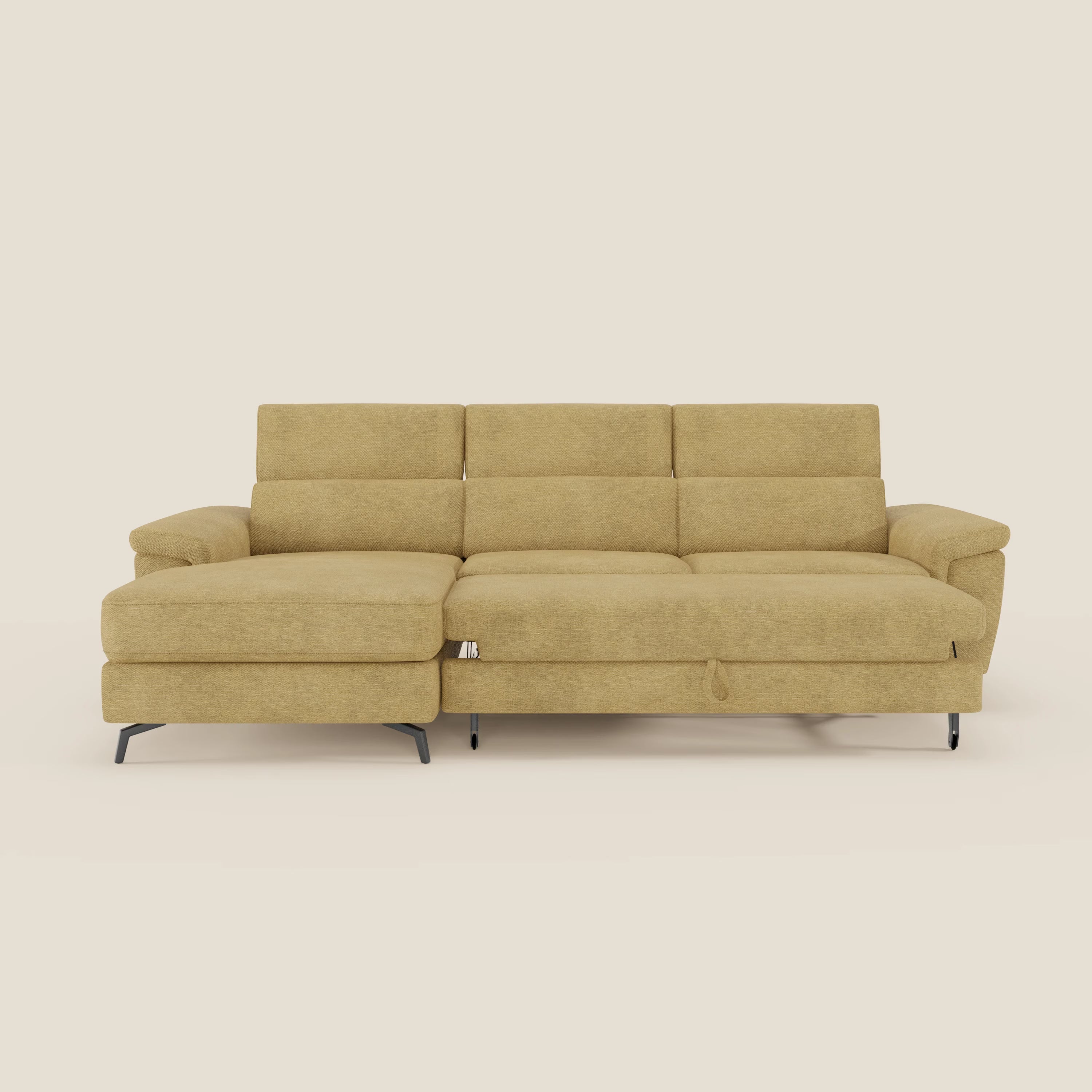 Il divano Estro estraibile di Divani.Store è dotato di chaise-longue a sinistra, poggiatesta reclinabili e tessuto impermeabile T14 giallo. Ha tre cuscini di schienale, gambe sottili in metallo nero e un design minimalista su uno sfondo bianco sporco.