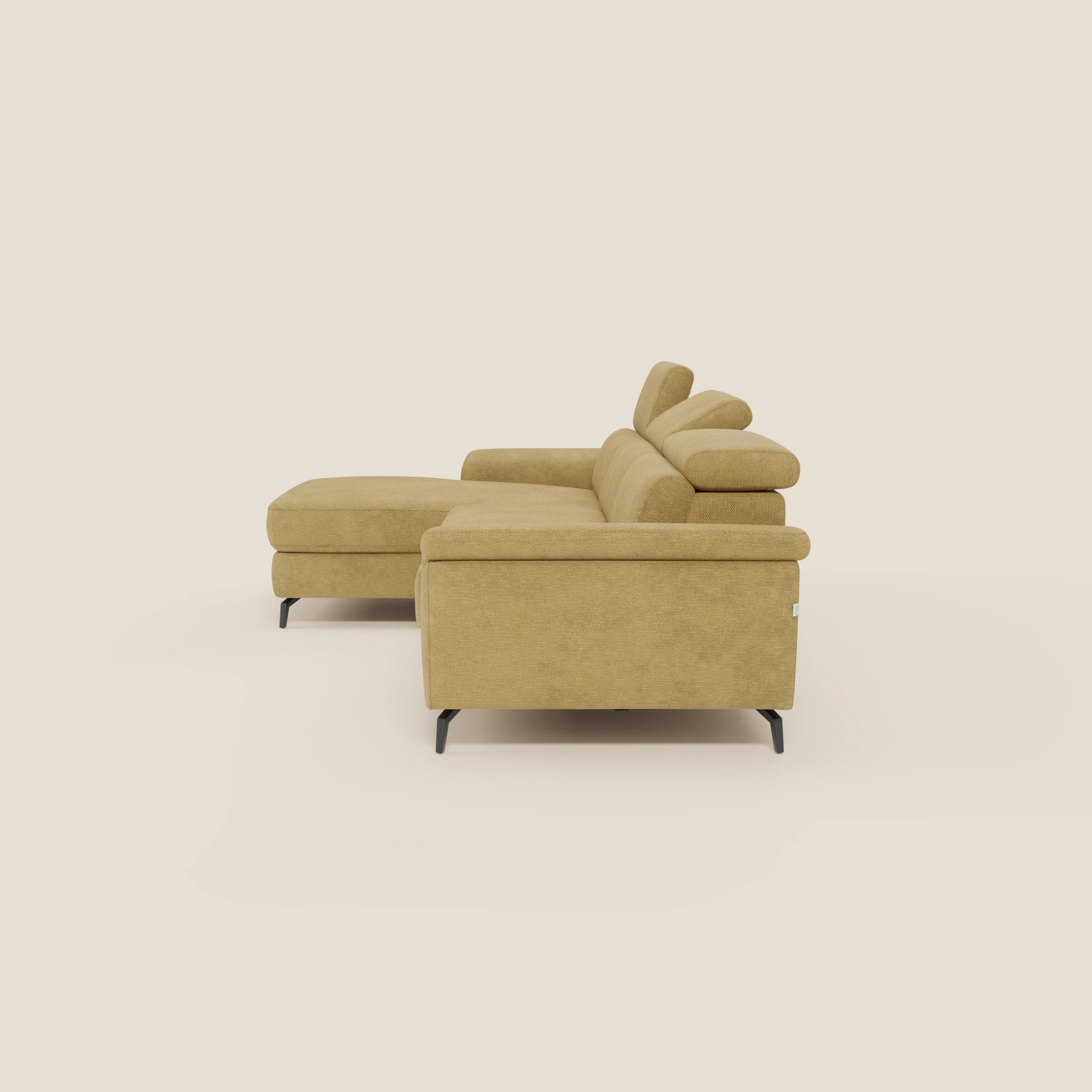 Estro Divano estraibile di Divani.Store è caratterizzato da un tessuto impermeabile giallo T14, chaise-longue a sinistra, poggiatesta regolabili e gambe in metallo nero. Mostrato dal retro su uno sfondo bianco sporco per un look moderno.