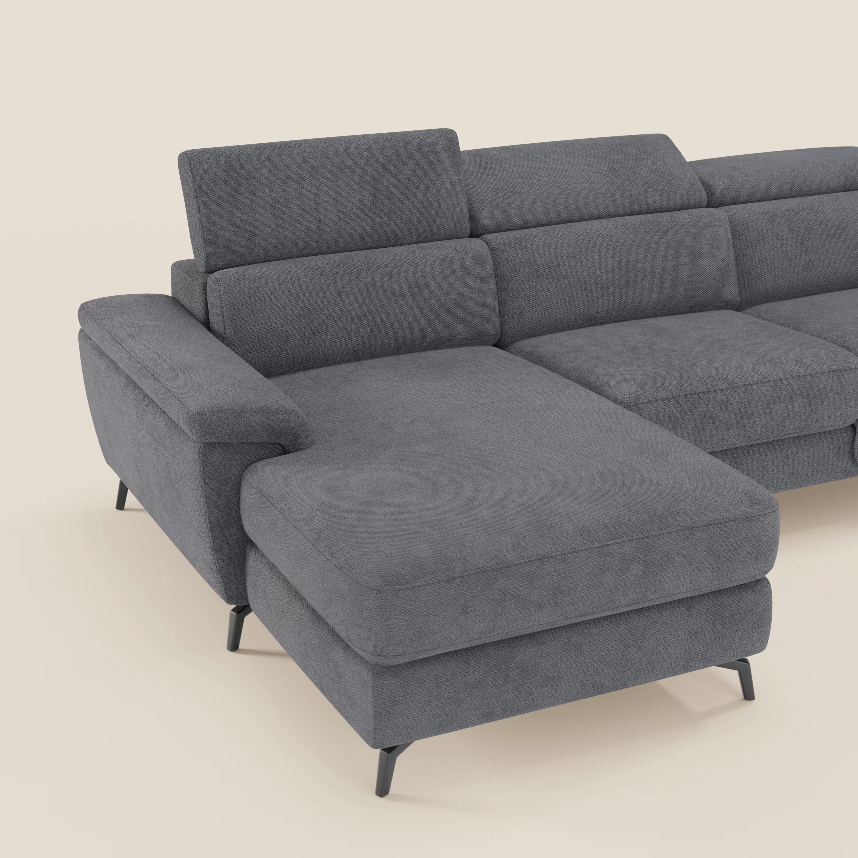 Il divano Estro estraibile di Divani.Store è caratterizzato da una chaise-longue orientata a sinistra, poggiatesta reclinabile, cuscini in feltro, ampi braccioli e sottili gambe in metallo nero in tessuto T14 grigio impermeabile, su sfondo chiaro.