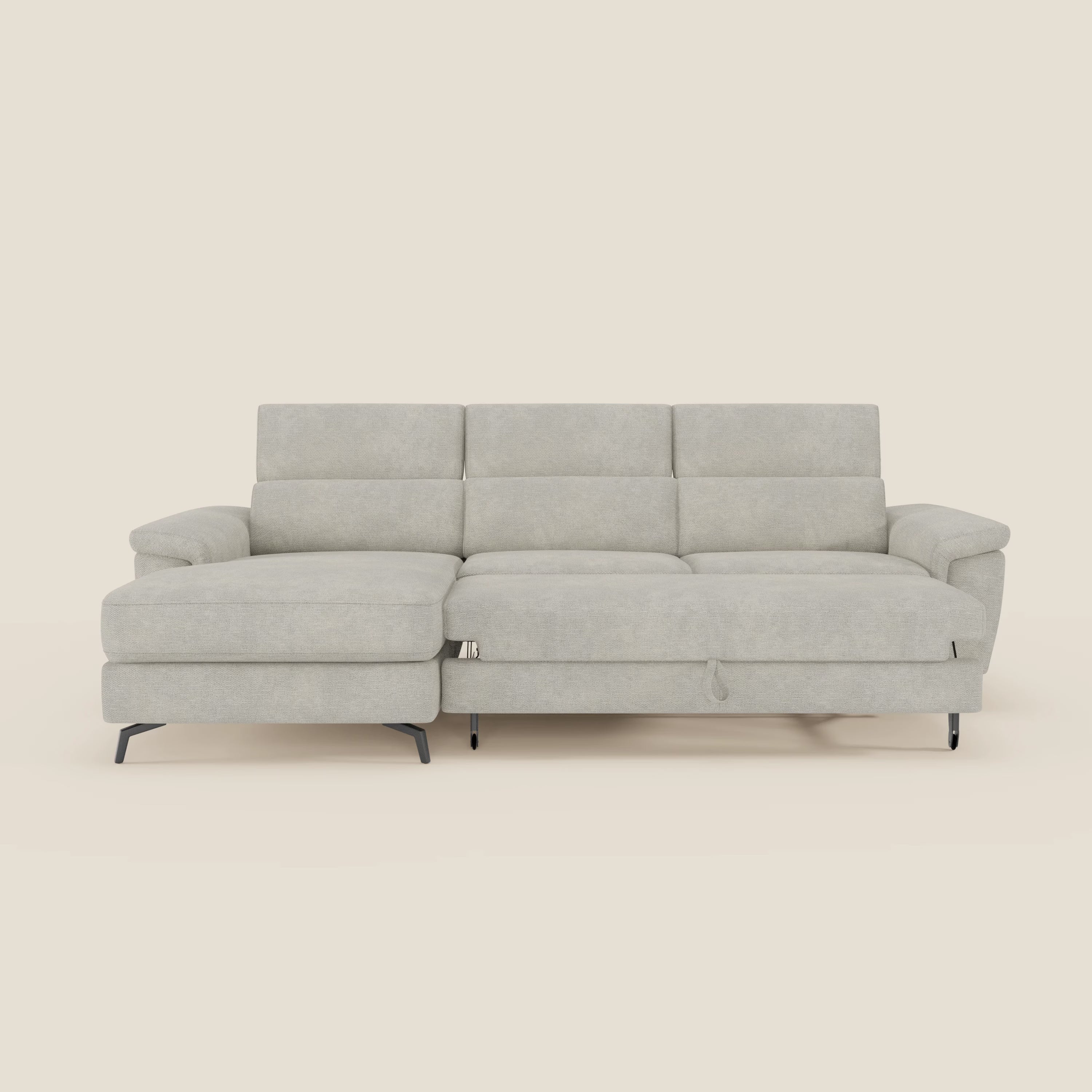 Estro Divano estraibile di Divani.Store, in tessuto impermeabile T14 panna, è caratterizzato da una chaise-longue, poggiatesta reclinabili, ampi braccioli e gambe angolari nere in una moderna forma a L. Presentato su uno sfondo bianco sporco.