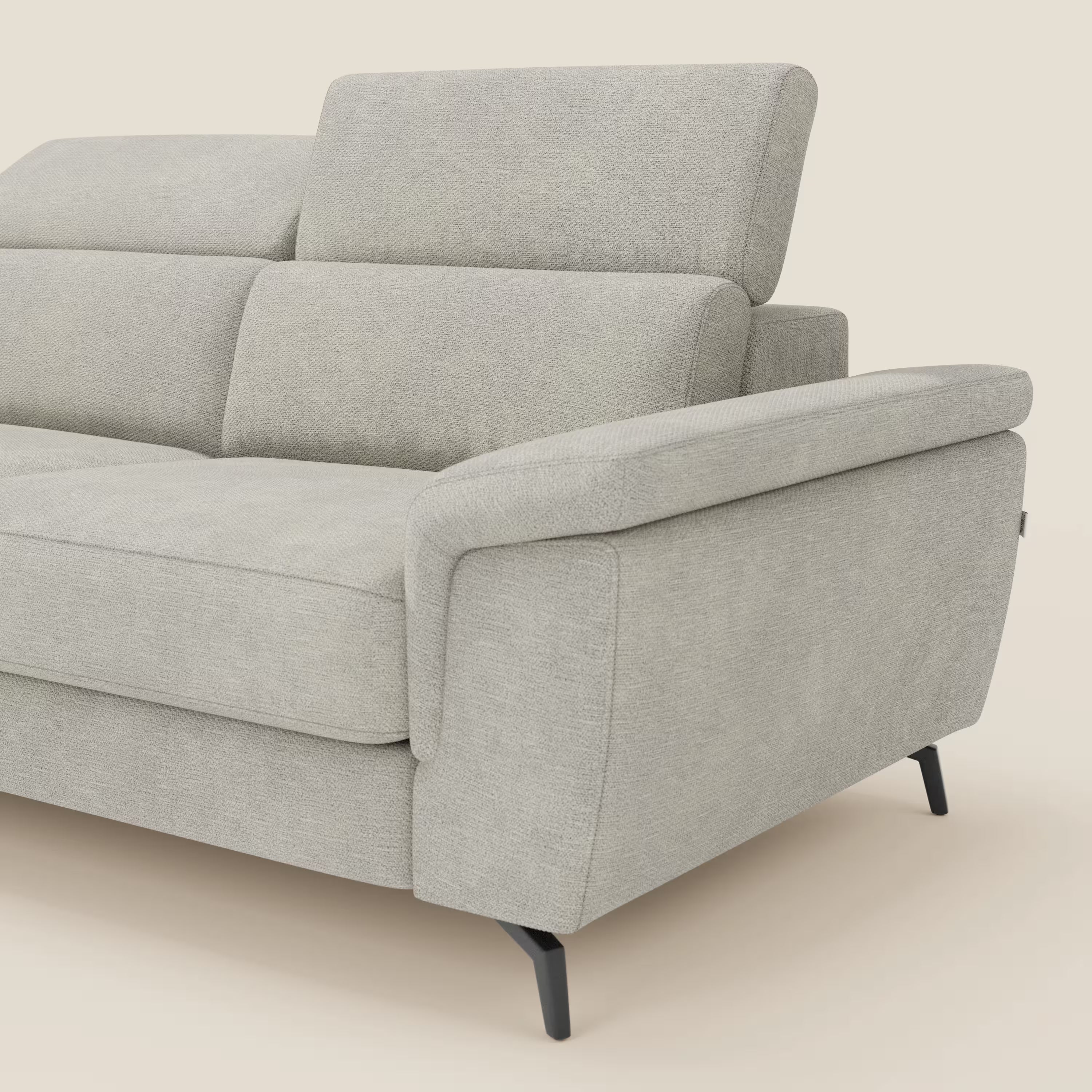 Primo piano di Estro Divano estraibile con chaise-longue e poggiatesta reclinabili in tessuto impermeabile T14 panna di Divani.Store, caratterizzato da ampi cuscini di seduta e gambe nere su sfondo beige.