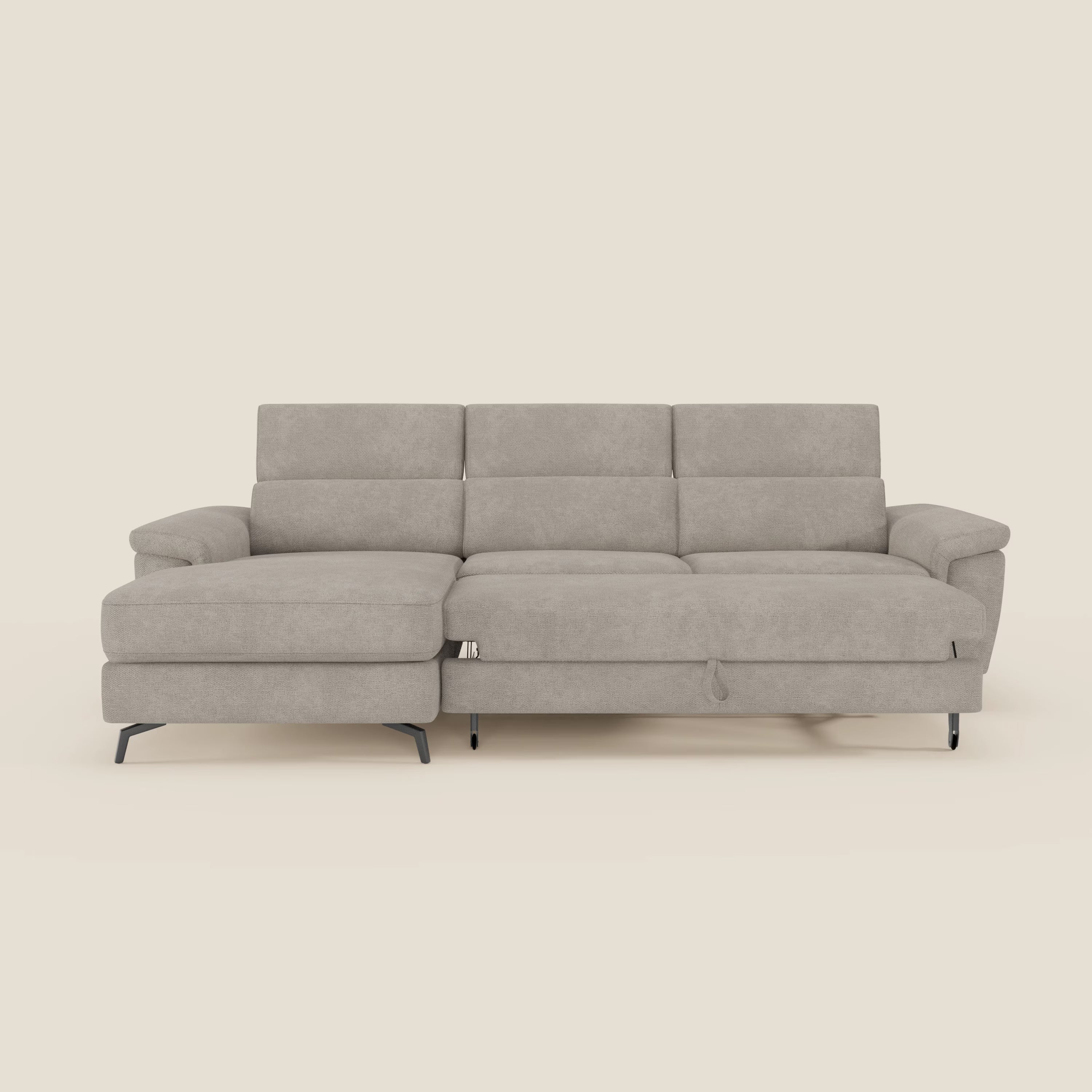 Estro Divano estraibile di Divani.Store è caratterizzato da una chaise-longue a sinistra, poggiatesta reclinabili, ampi braccioli e sottili gambe in metallo nero rivestite in tessuto impermeabile T14 tortora, presentato su uno sfondo bianco sporco.