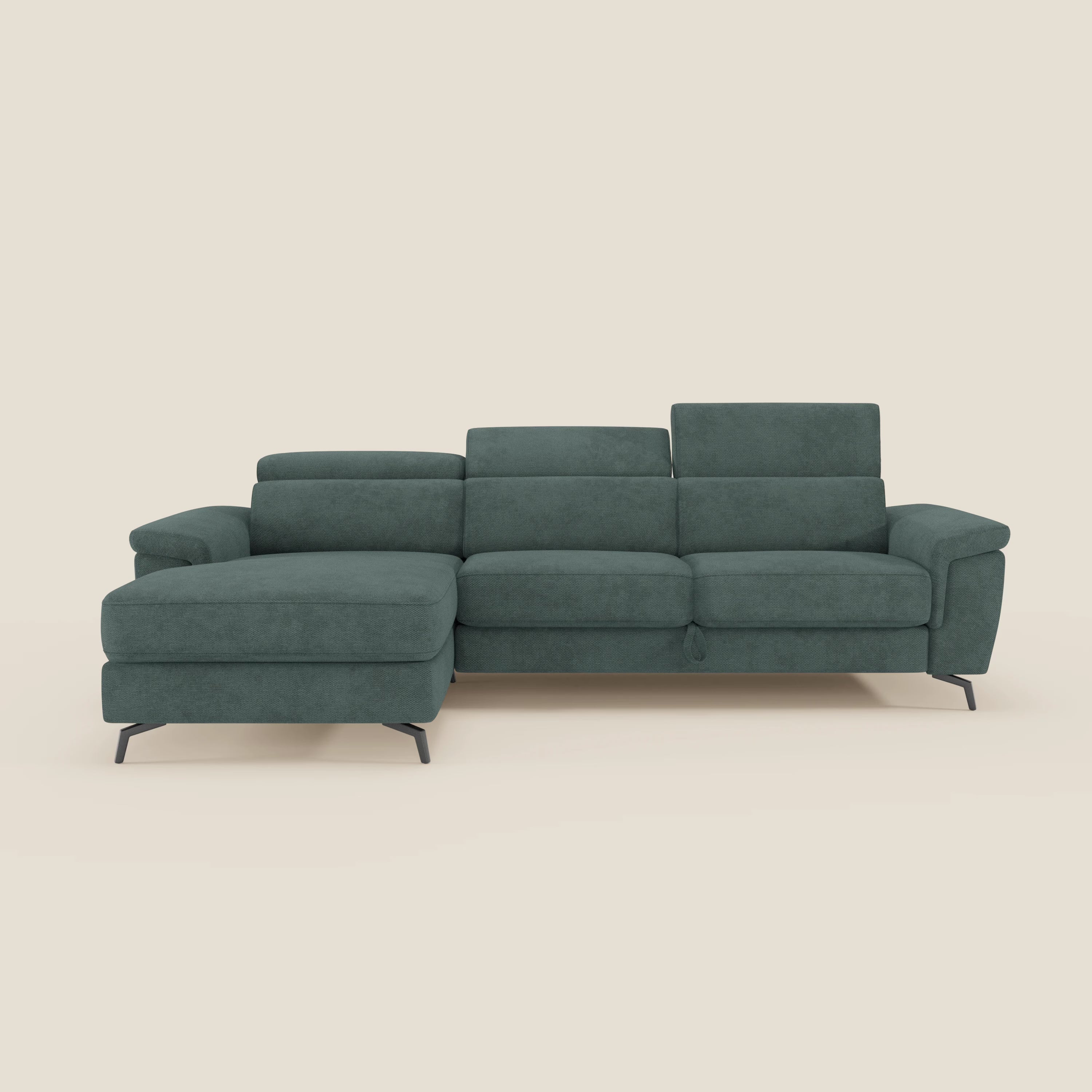 Estro Divano estraibile di Divani.Store è caratterizzato da una chaise-longue a sinistra, ampie sedute imbottite, poggiatesta reclinabili e tessuto impermeabile T14 verde. Ha linee pulite e gambe sottili in metallo nero su uno sfondo beige chiaro.