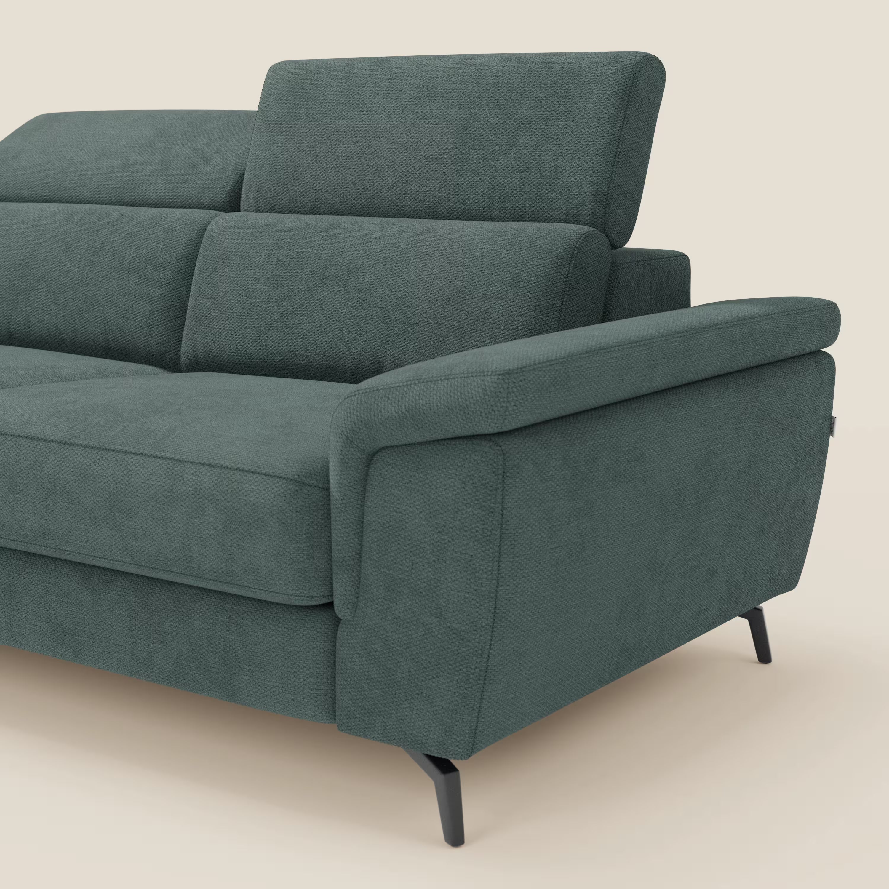 Estro Divano estraibile di Divani.Store è dotato di chaise-longue, poggiatesta reclinabili e tessuto impermeabile verde T14. Presentato ad angolo su uno sfondo chiaro, questo divano moderno unisce stile e comfort.