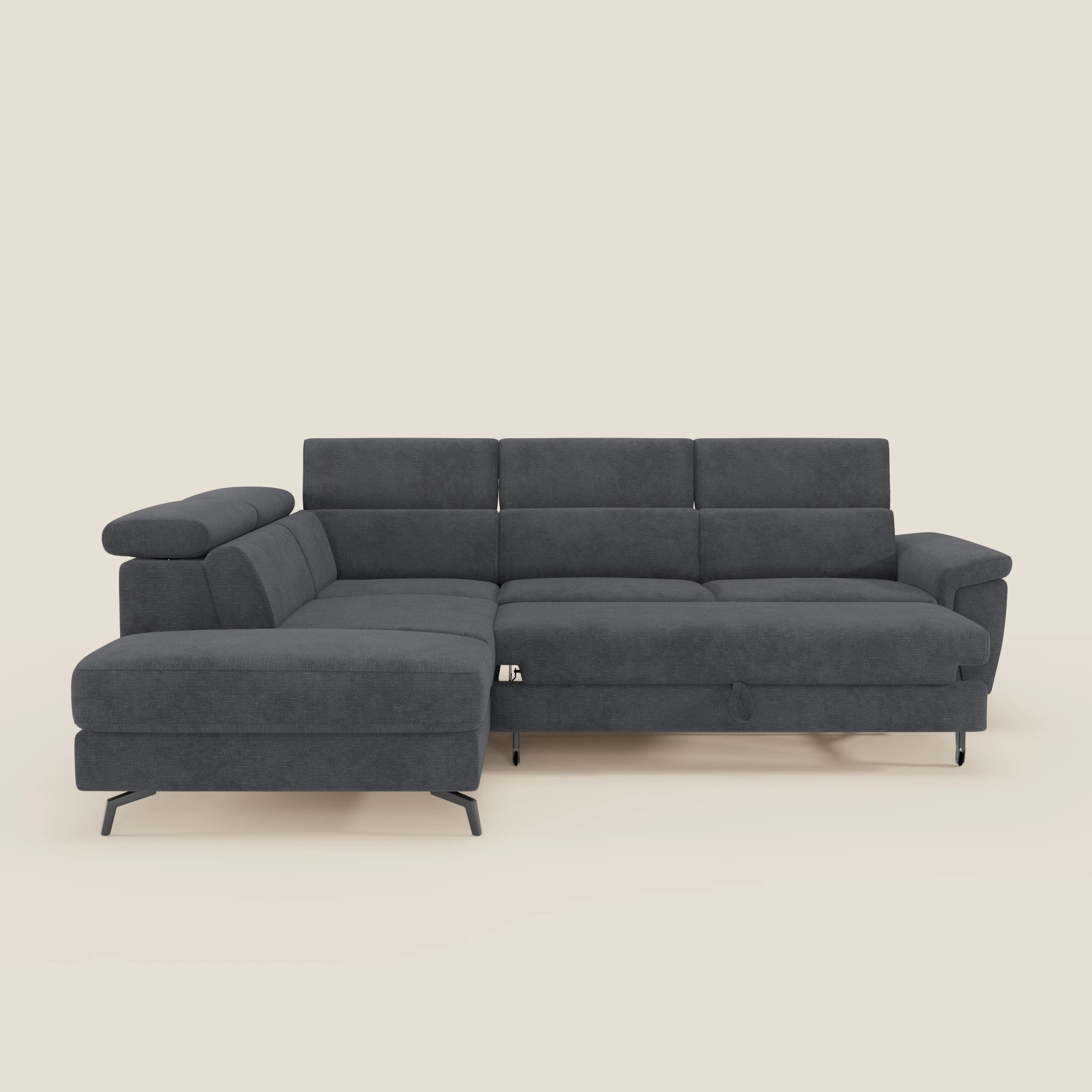 Il divano angolare estraibile Estro Divano di Divani.Store è caratterizzato da un design a L in tessuto impermeabile T14 antracite, con poggiatesta reclinabili, braccioli bassi e sottili gambe nere. In questo caso, lo sfondo è in tinta unita beige chiaro.