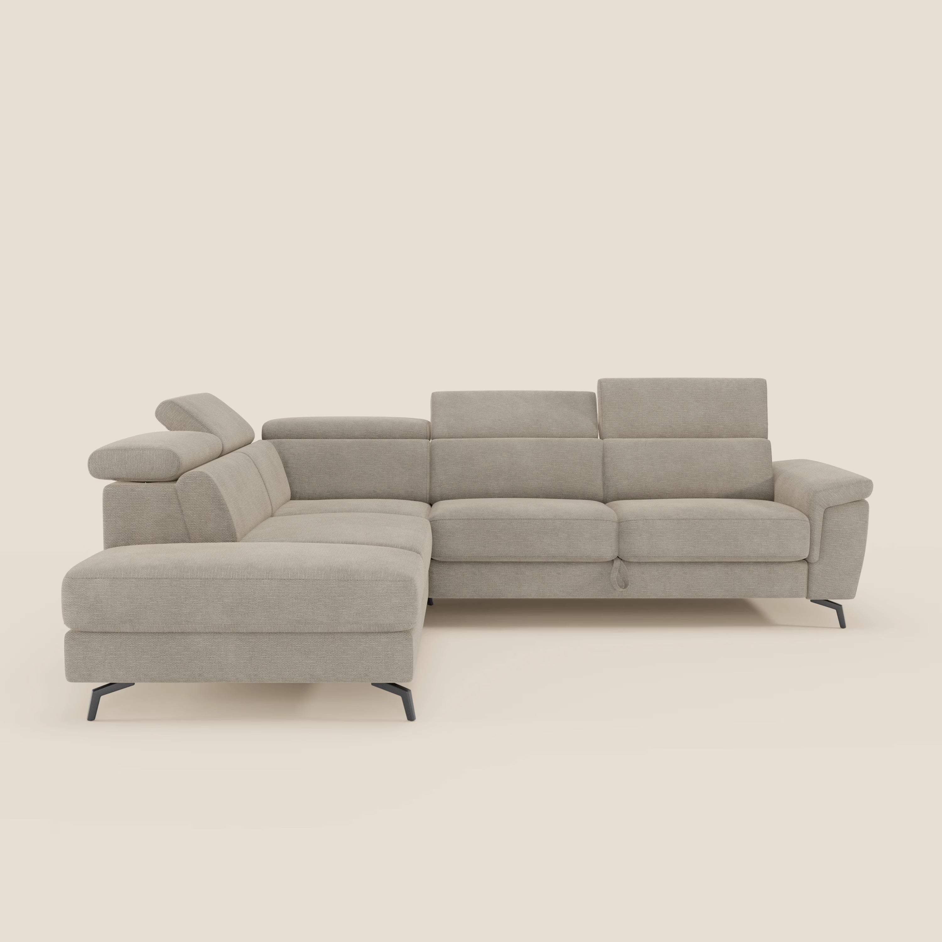 Il divano angolare estraibile Estro Divano di Divani.Store è caratterizzato da poggiatesta reclinabili, tessuto impermeabile beige T14, gambe sottili in metallo nero e cuscini in tessuto, che offrono uno stile moderno e una seduta spaziosa su uno sfondo beige.