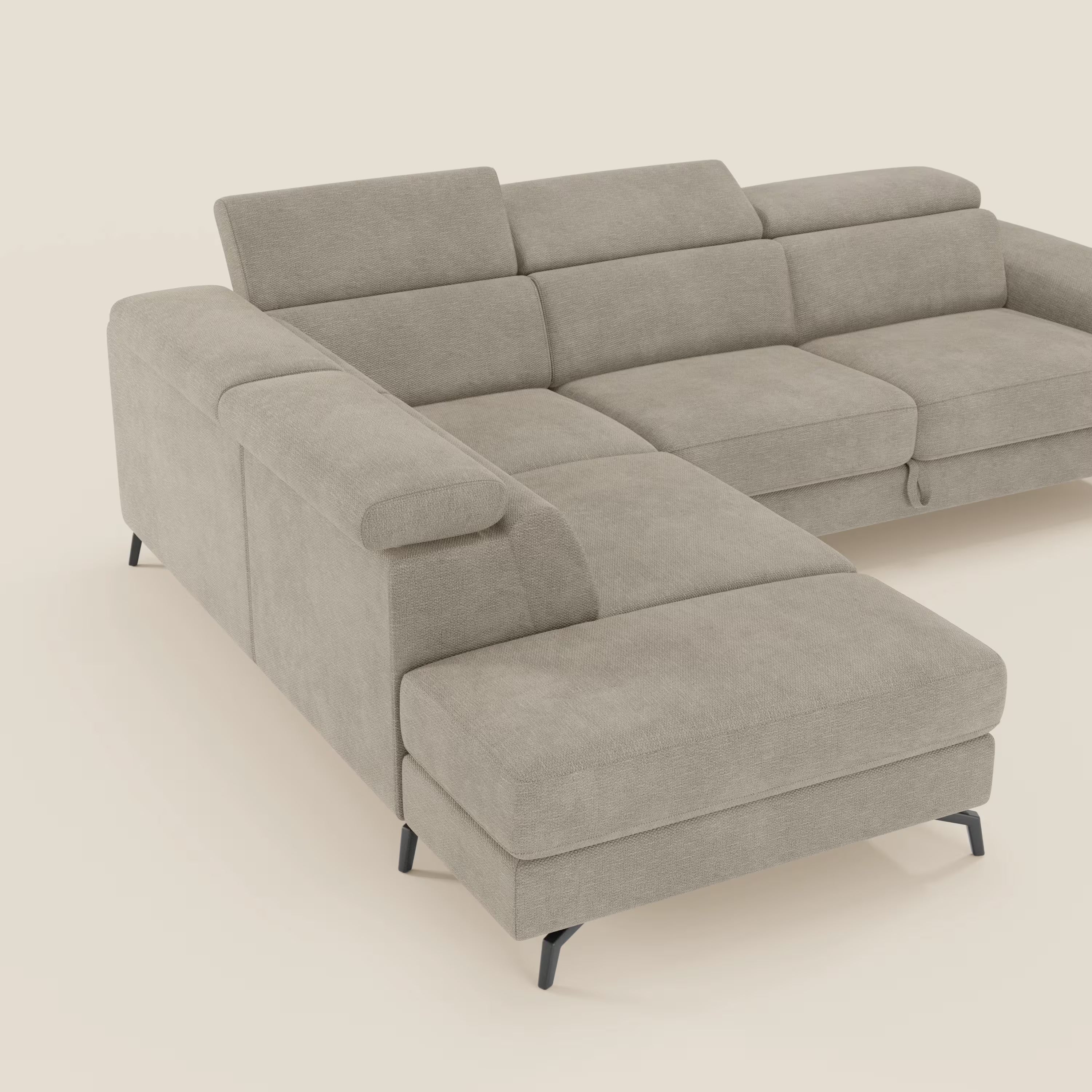Il divano angolare estraibile Estro Divano di Divani.Store, in tessuto impermeabile T14 beige, è dotato di poggiatesta reclinabili, ampi braccioli, morbidi cuscini, chaise longue e poggia su gambe metalliche angolari nere su uno sfondo bianco sporco.