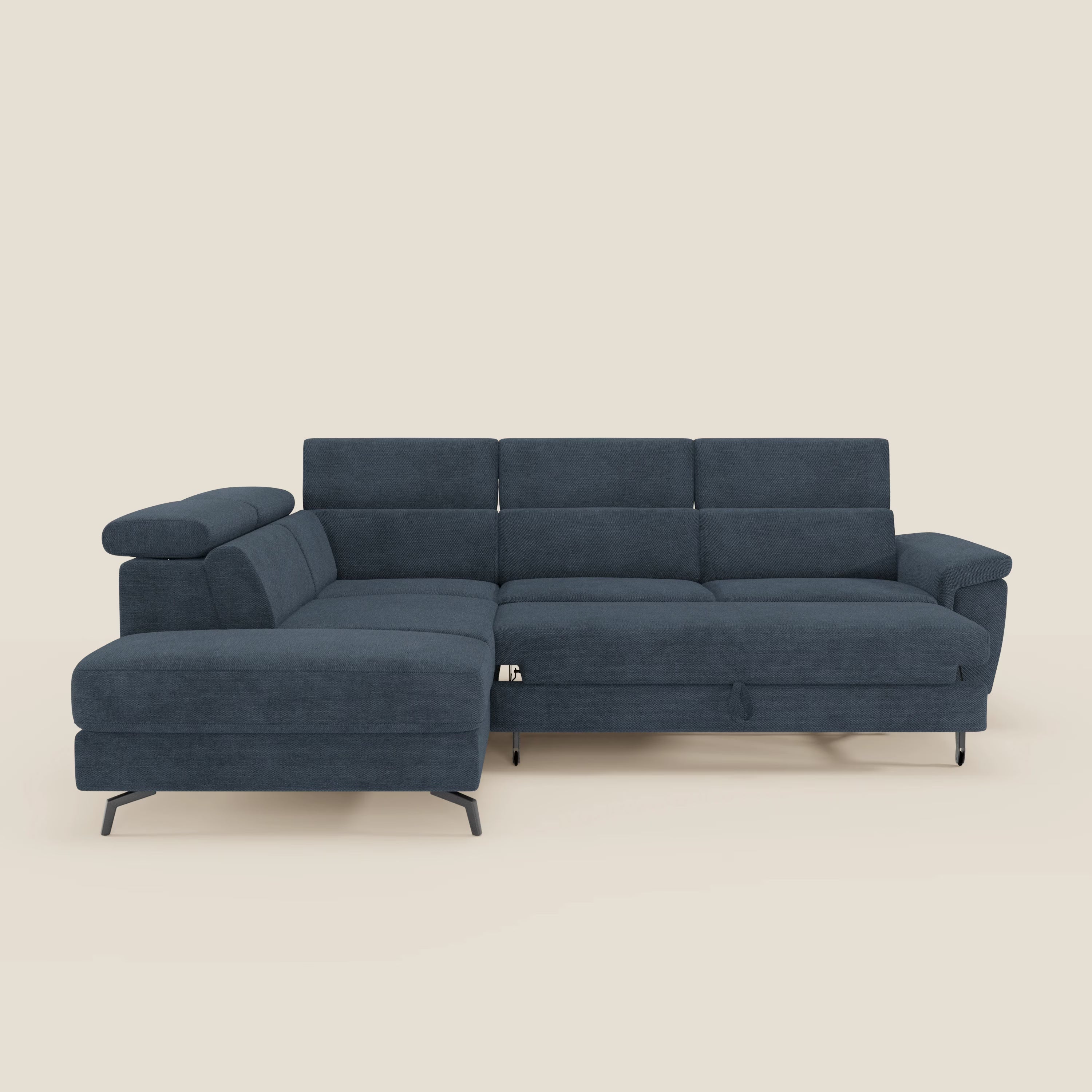 Il divano angolare estraibile Estro Divano di Divani.Store è caratterizzato da poggiatesta regolabili, chaise longue sul lato sinistro, gambe sottili in metallo nero e tessuto impermeabile T14 blu, su sfondo beige.