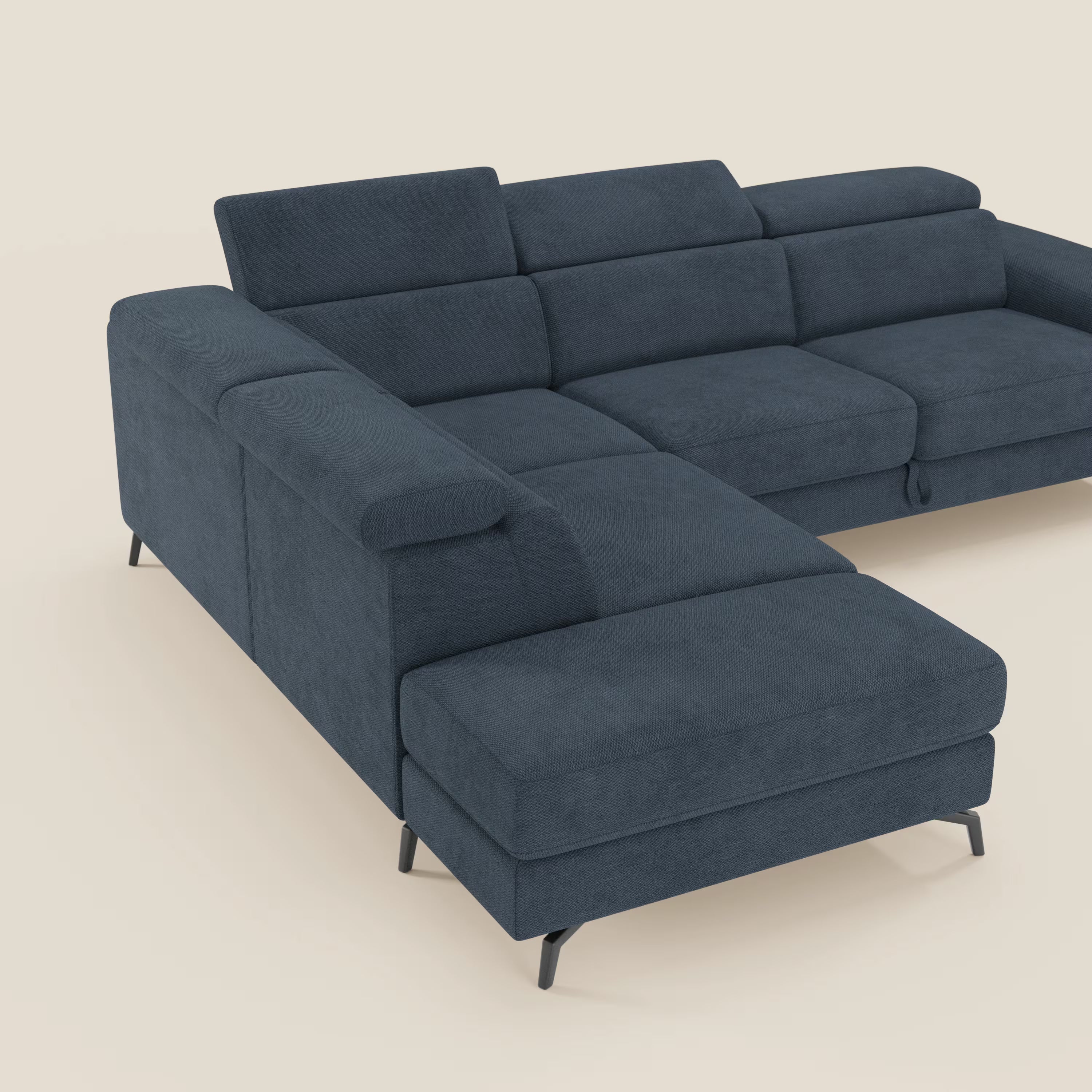 Il divano angolare estraibile Estro di Divani.Store, rivestito in tessuto impermeabile T14 blu, è caratterizzato da poggiatesta reclinabili, ampi braccioli, cuscini morbidi e gambe in metallo nero, su sfondo beige chiaro.