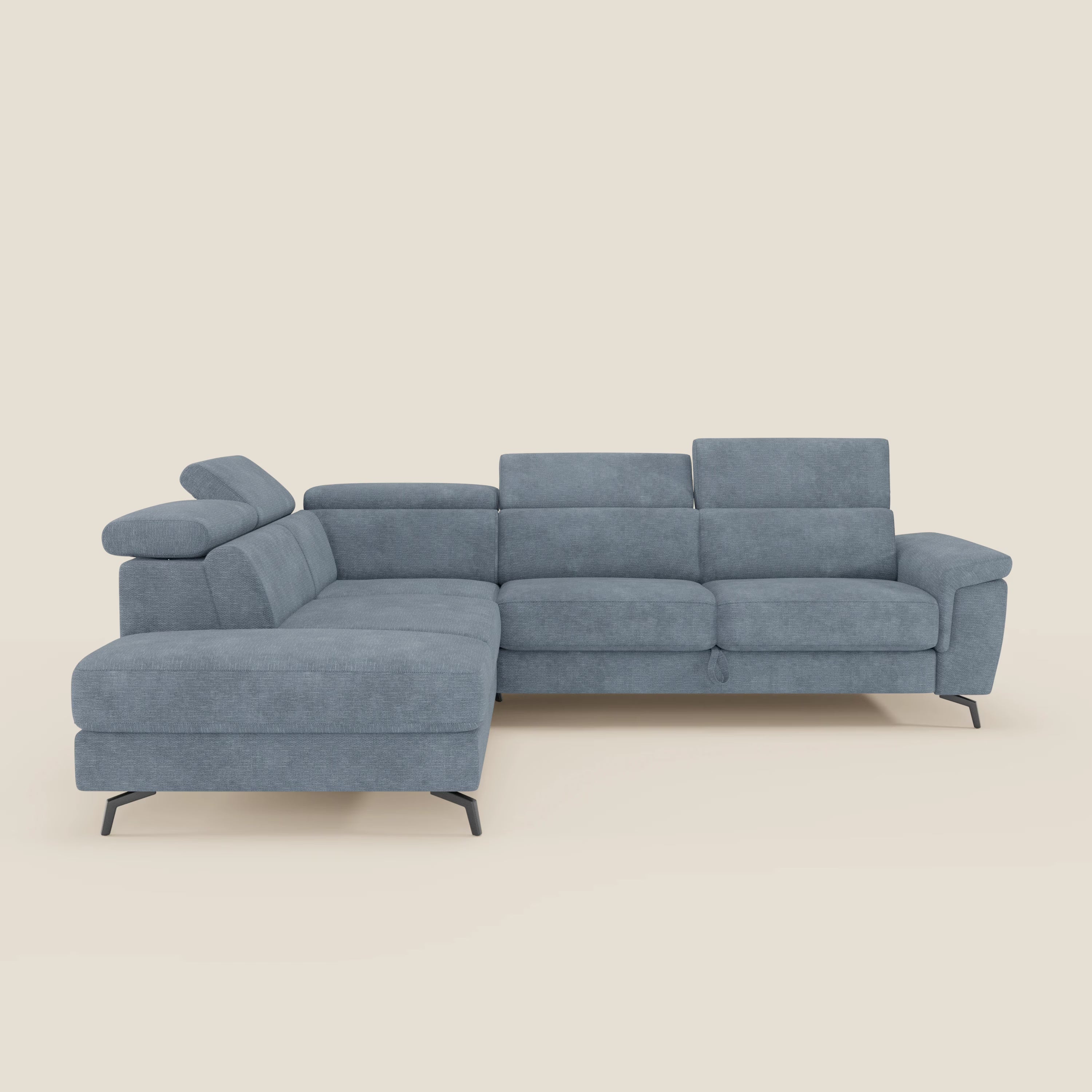 Il divano angolare estraibile Estro di Divani.Store è caratterizzato da poggiatesta reclinabili, ampie sedute imbottite, sottili gambe in metallo nero e rivestimento in tessuto impermeabile T14 carta da zucchero su sfondo beige chiaro.