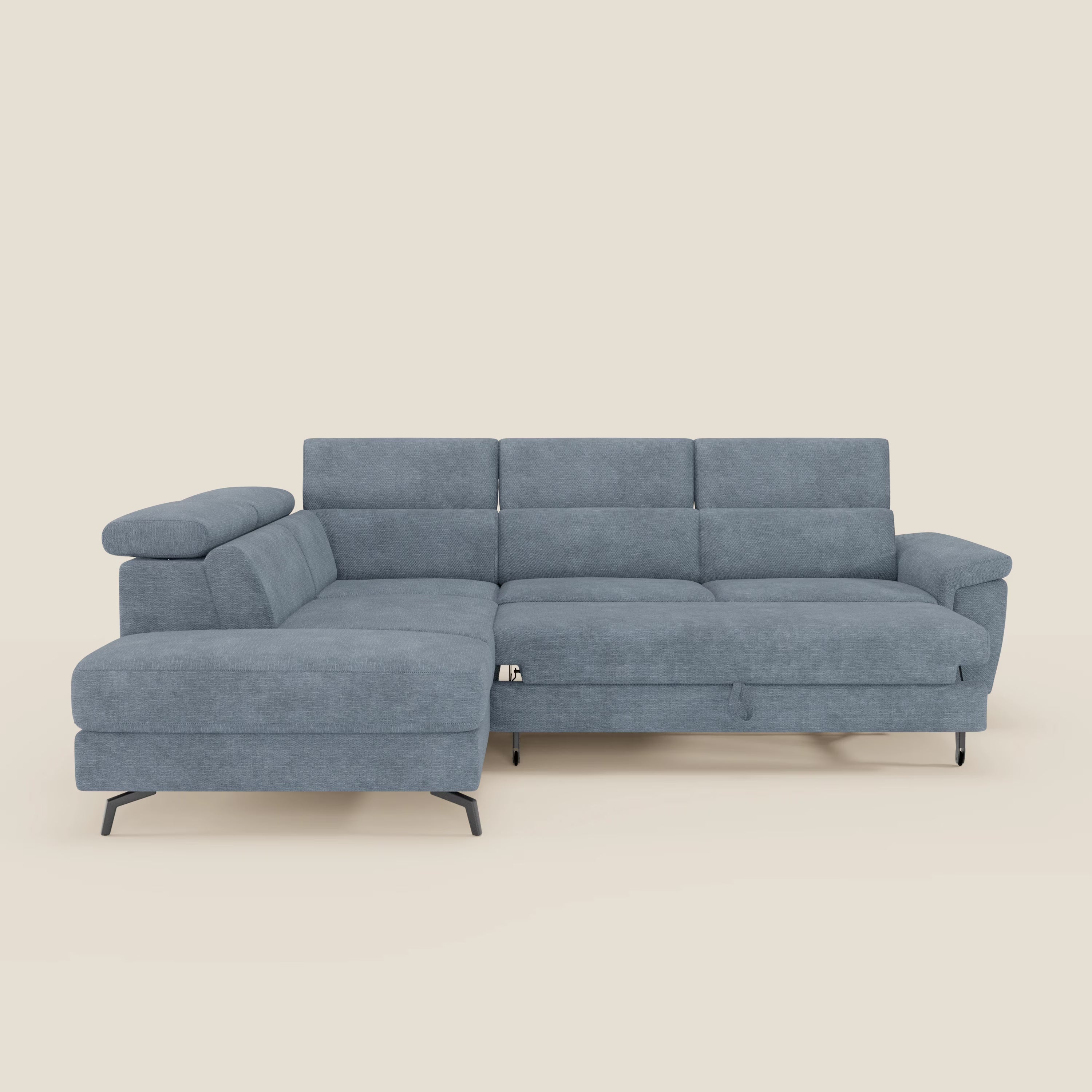 L'Estro Divano angolare estraibile di Divani.Store, in tessuto impermeabile T14 carta da zucchero, è caratterizzato da cuscini in tessuto, poggiatesta reclinabili e sottili gambe in metallo nero, su sfondo beige.