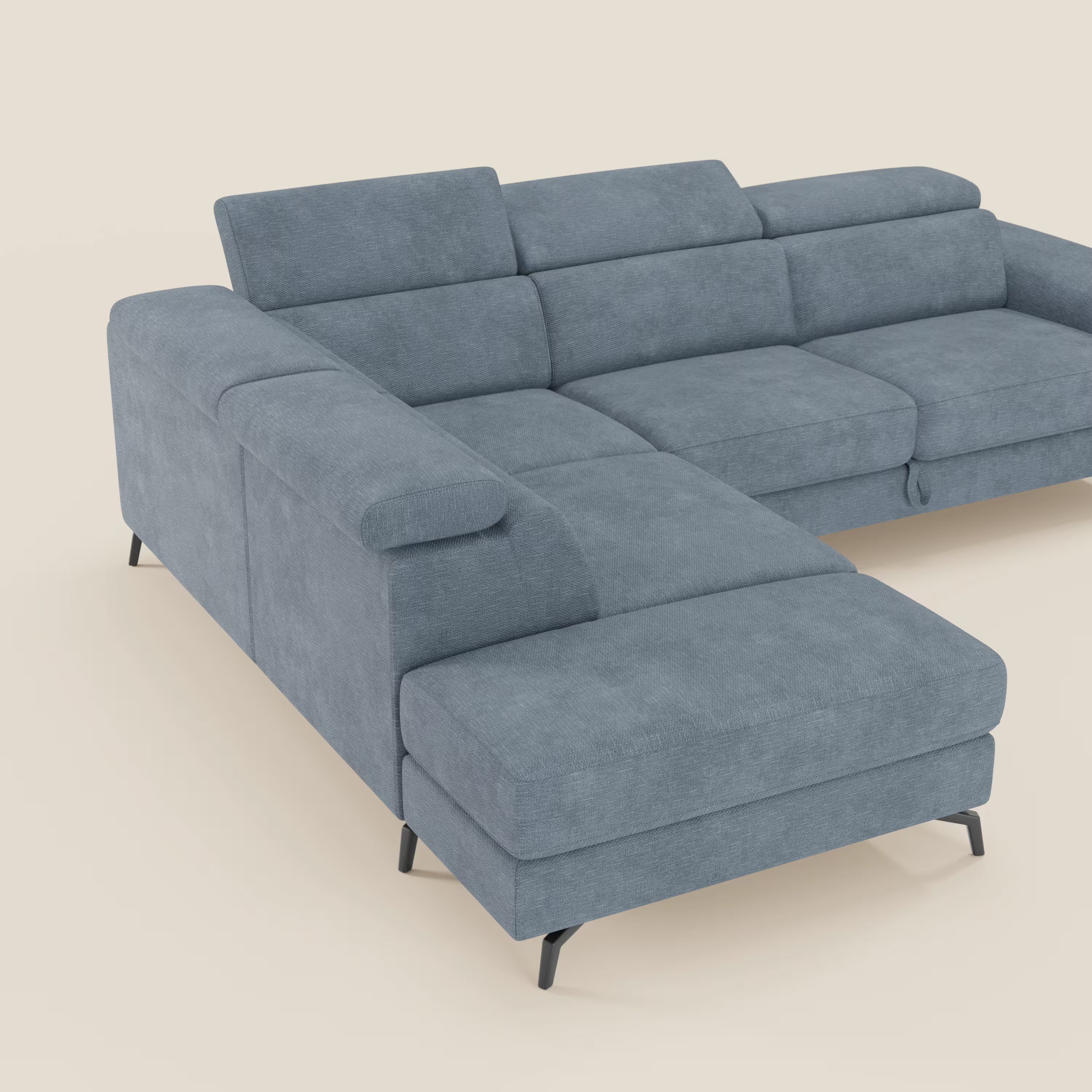 Il divano angolare estraibile Estro Divano di Divani.Store è caratterizzato da poggiatesta reclinabili, braccioli bassi, imbottitura soffice, tessuto impermeabile T14 carta da zucchero e sottili gambe in metallo nero, il tutto su uno sfondo bianco sporco.