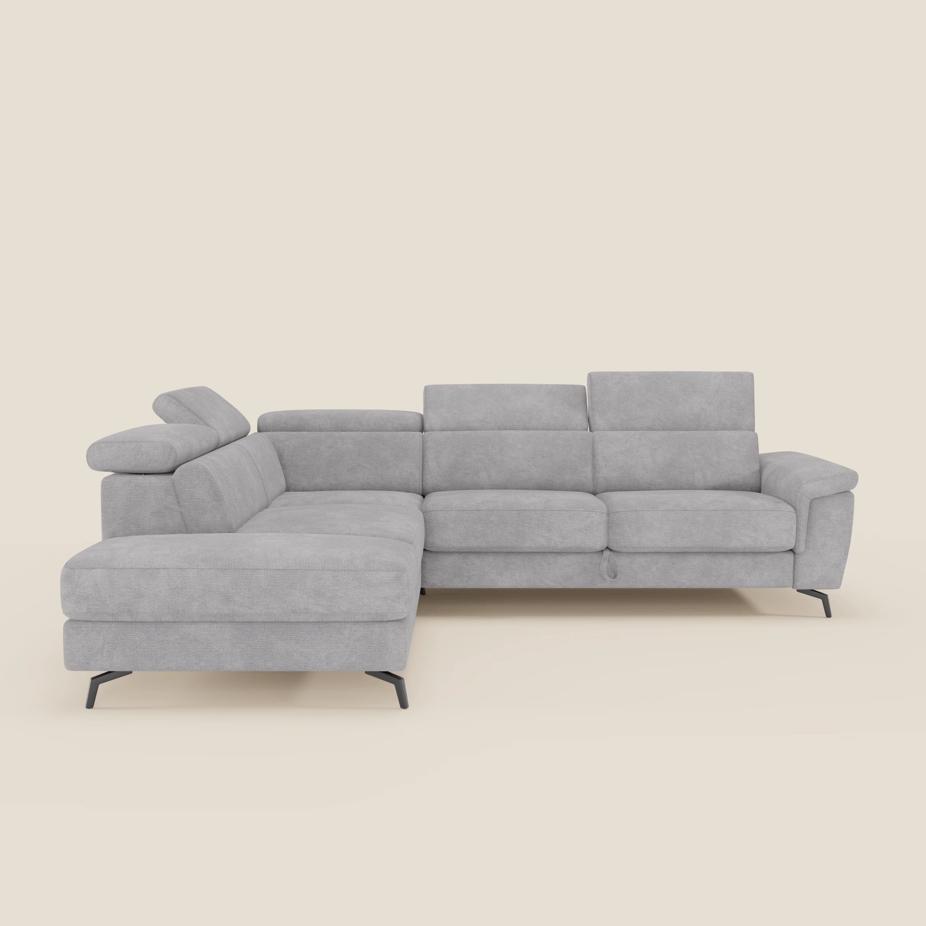 Il divano angolare estraibile Estro Divano di Divani.Store è caratterizzato da poggiatesta reclinabili, sottili gambe in metallo nero e morbido tessuto impermeabile T14 grigio chiaro, che offre comfort e stile moderno su un semplice sfondo bianco sporco.