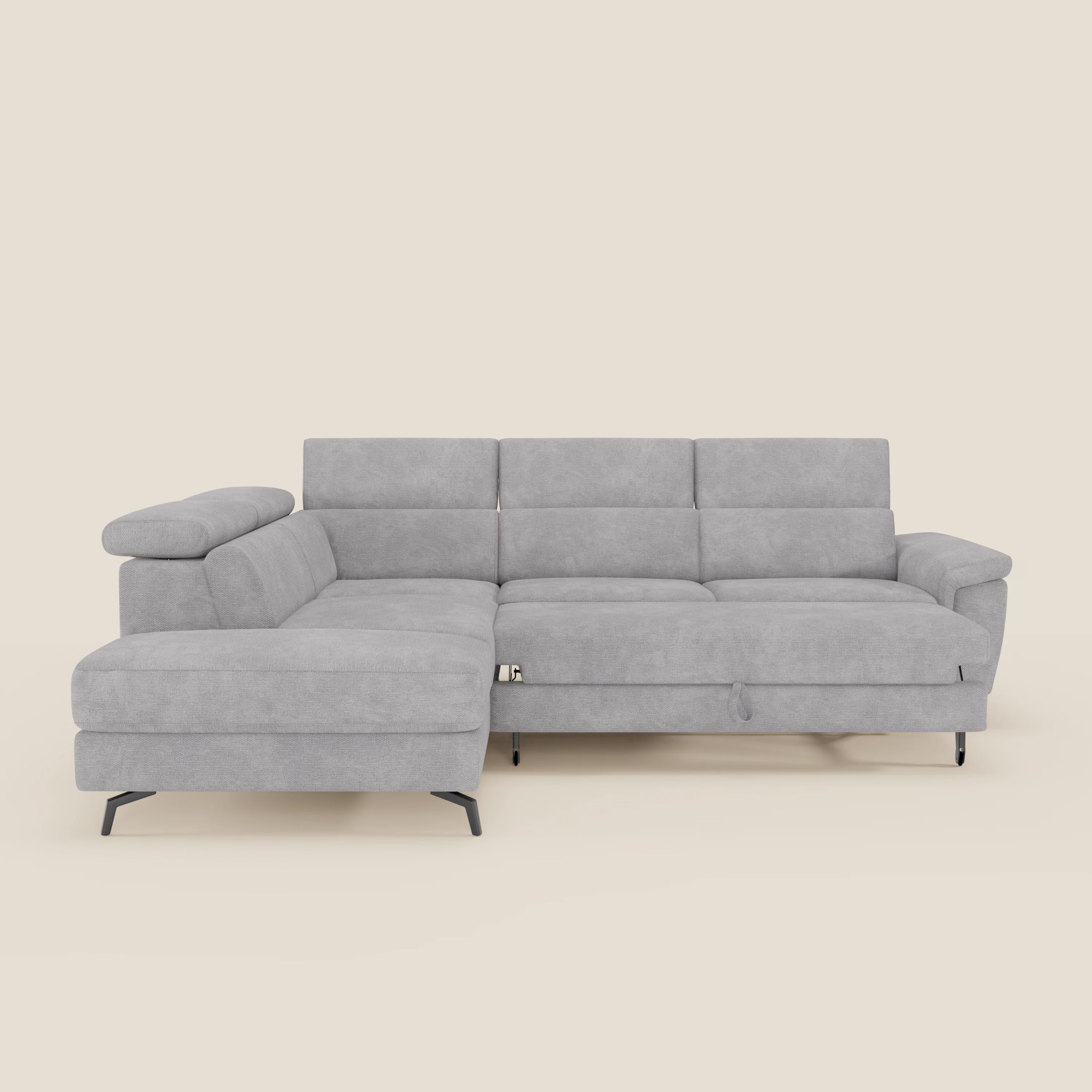 Il divano angolare estraibile Estro di Divani.Store è caratterizzato da una forma a L, poggiatesta reclinabili, cuscini in feltro, seduta estraibile, braccioli bassi e gambe in metallo nero in tessuto grigio chiaro T14 impermeabile. Lo stile moderno è messo in risalto dallo sfondo beige.