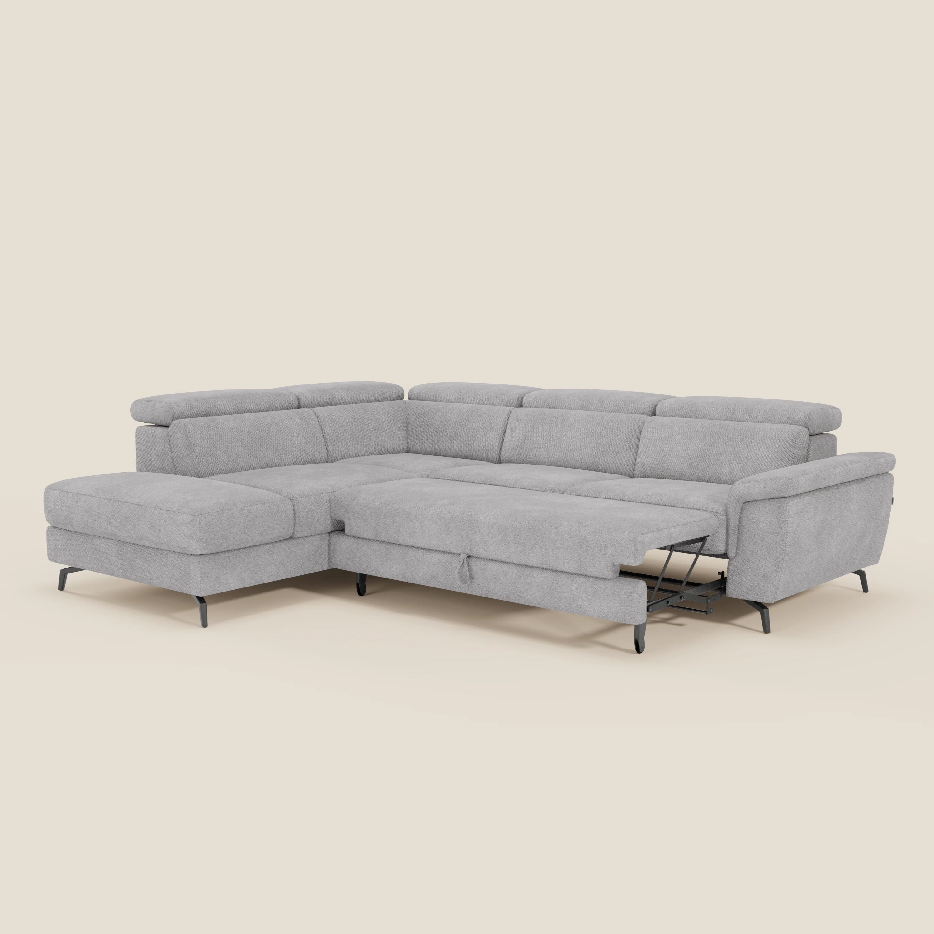 L'angolare estraibile Estro Divano di Divani.Store in tessuto impermeabile grigio chiaro T14 è caratterizzato da poggiatesta regolabili, seduta estraibile a destra e gambe sottili nere, su sfondo beige.