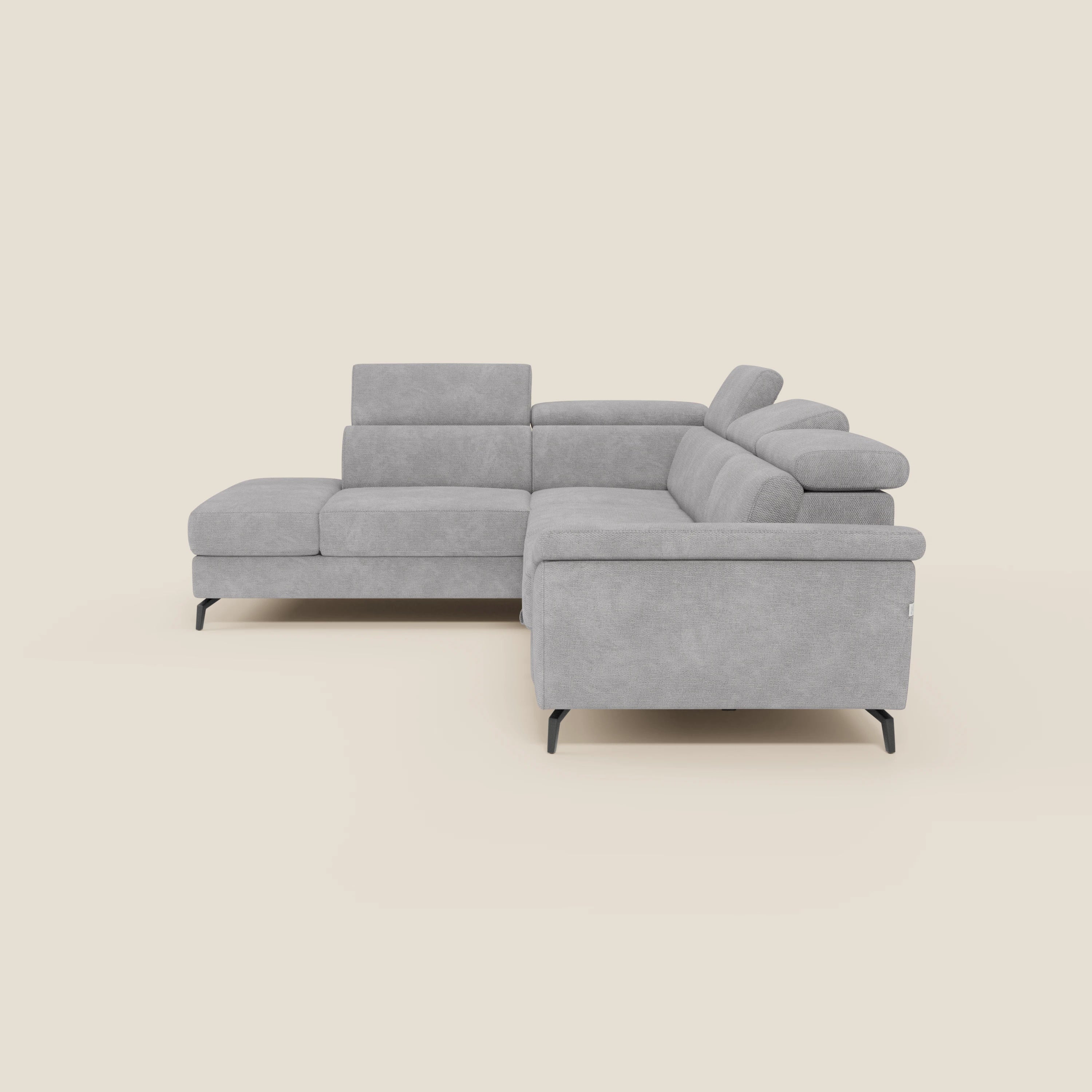 Il divano angolare estraibile Estro Divano di Divani.Store è caratterizzato da un tessuto impermeabile grigio chiaro T14, poggiatesta reclinabili, ampi cuscini, gambe in metallo nero e un profilo a L basso per garantire comfort e versatilità su uno sfondo beige.
