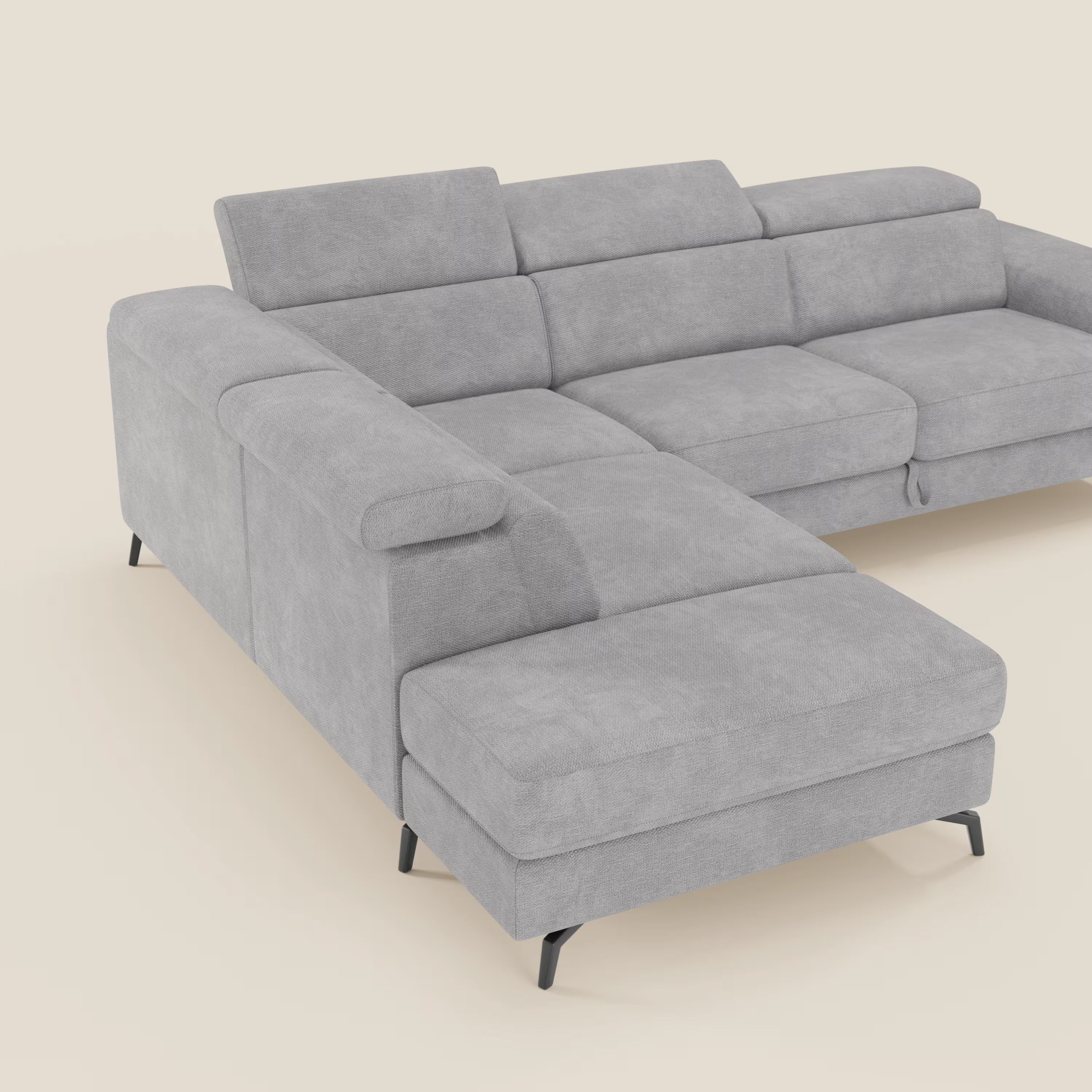 Il divano angolare estraibile Estro Divano di Divani.Store è dotato di poggiatesta reclinabili e rivestito in tessuto impermeabile T14 grigio chiaro, offre una seduta generosa e uno stile moderno con ampi braccioli e gambe in metallo nero.