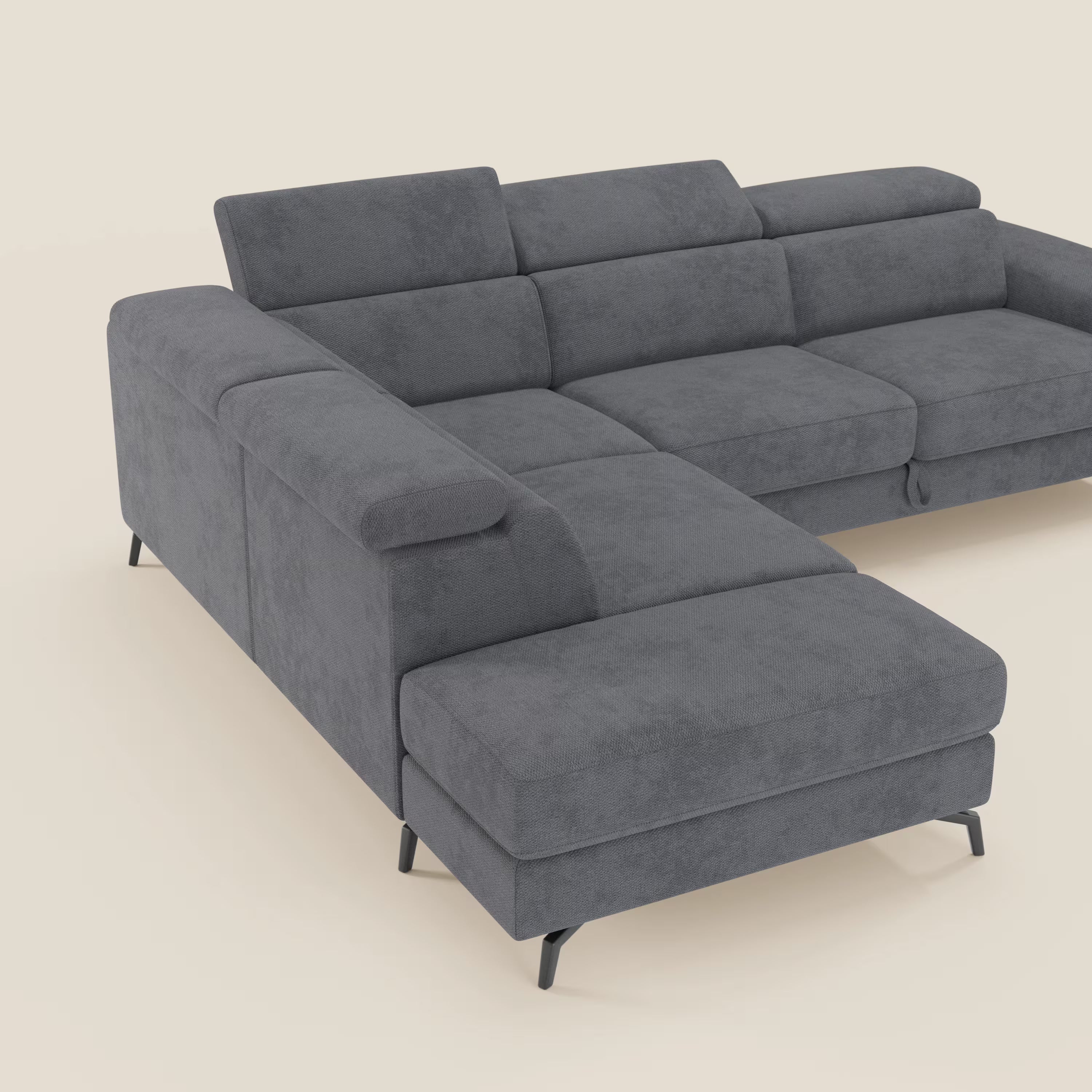 Il divano angolare estraibile Estro di Divani.Store, in tessuto impermeabile T14 grigio, è caratterizzato da poggiatesta reclinabili e chaise longue, con sottili gambe in metallo nero e un moderno design a L su sfondo beige chiaro.