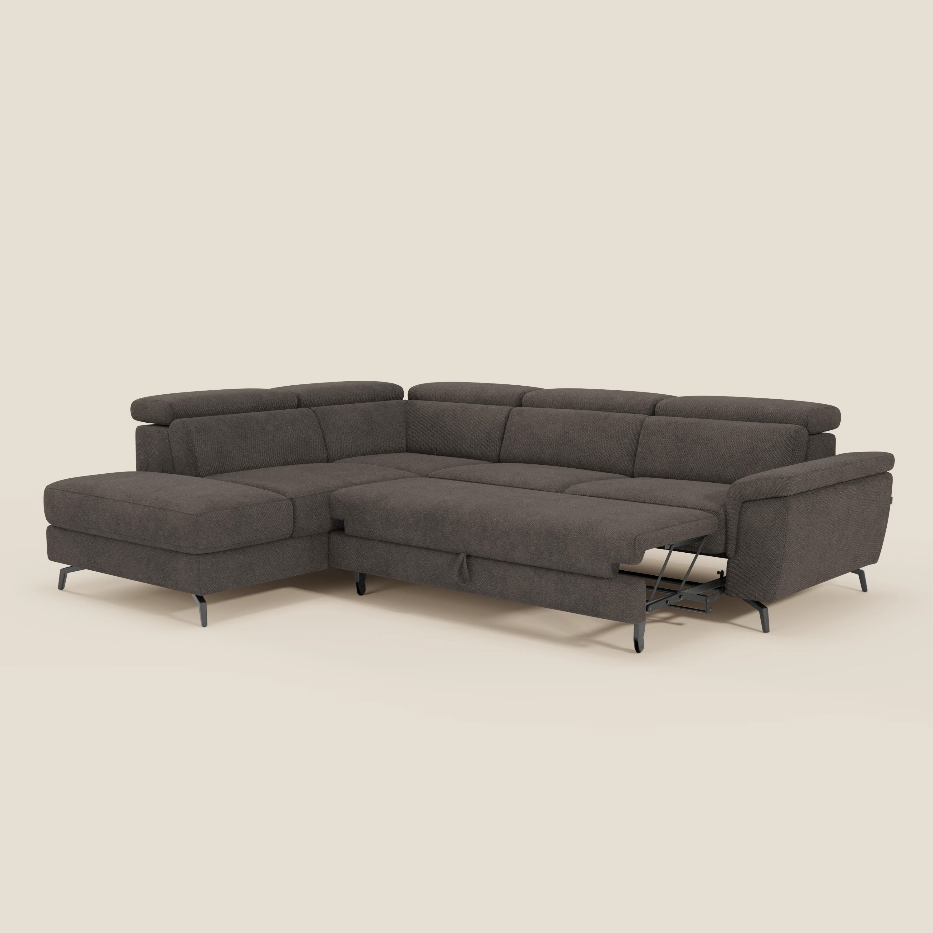 Il divano angolare estraibile Estro di Divani.Store è caratterizzato da poggiatesta imbottiti e reclinabili in tessuto impermeabile T14 marrone, seduta estraibile a destra per un maggiore comfort, gambe sottili nere e chaise lounge a sinistra su sfondo beige.