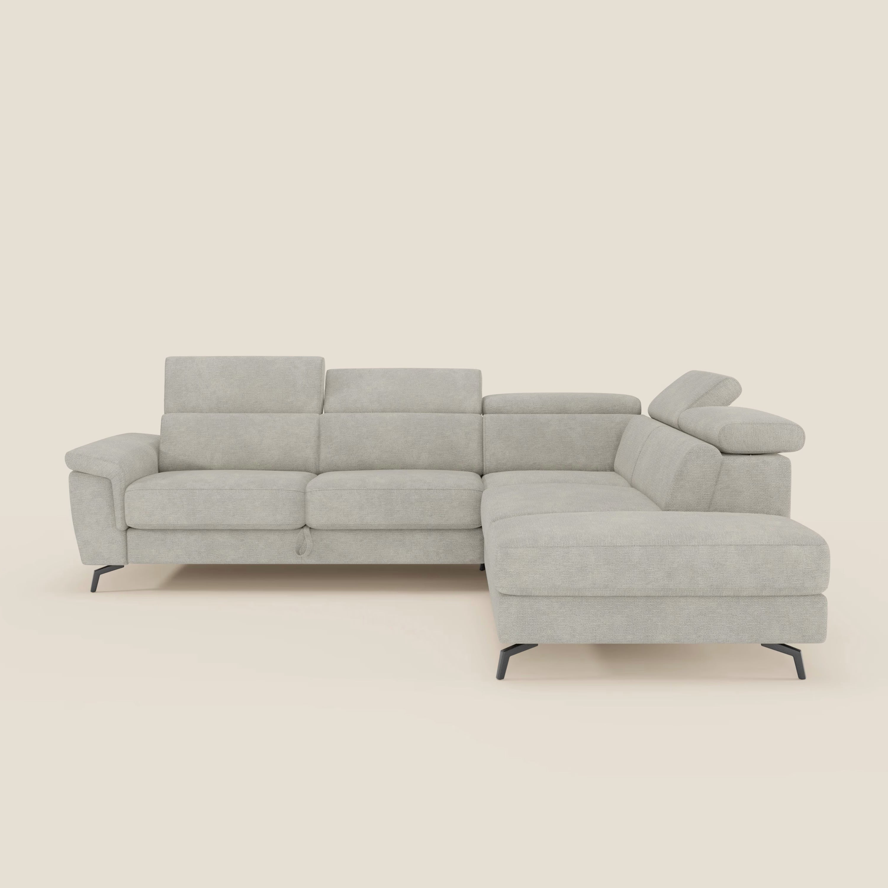 Il divano angolare estraibile Estro di Divani.Store è caratterizzato da poggiatesta reclinabili, tessuto impermeabile T14 panna e gambe in metallo nero, per offrire comfort e stile moderni su uno sfondo beige.