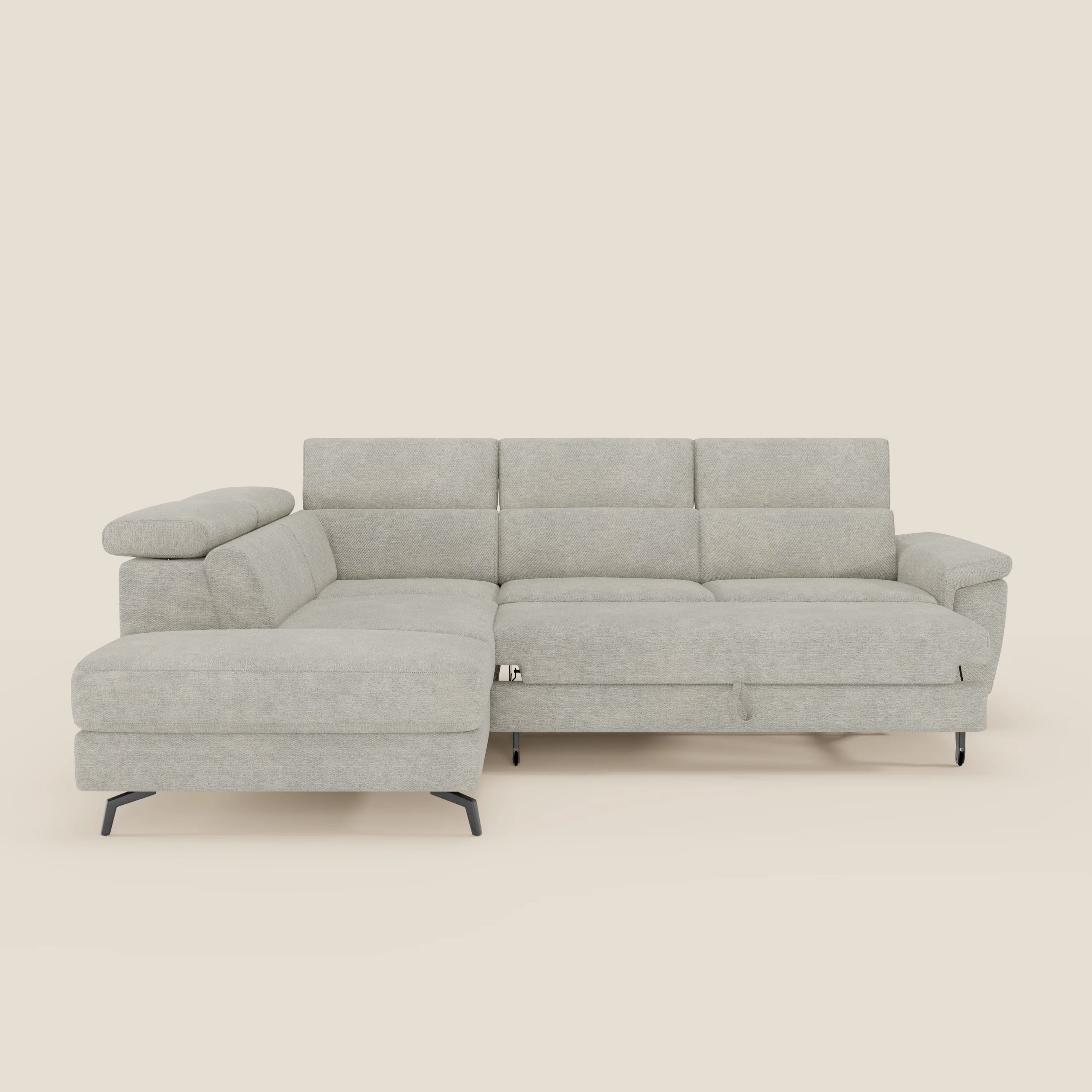 Il divano angolare estraibile Estro di Divani.Store, in tessuto panna impermeabile T14 con poggiatesta reclinabili e sottili gambe nere, è caratterizzato da una chaise lounge sinistra e da cuscini in feltro per il massimo comfort, raffigurati su un fondo tinta unita color crema.