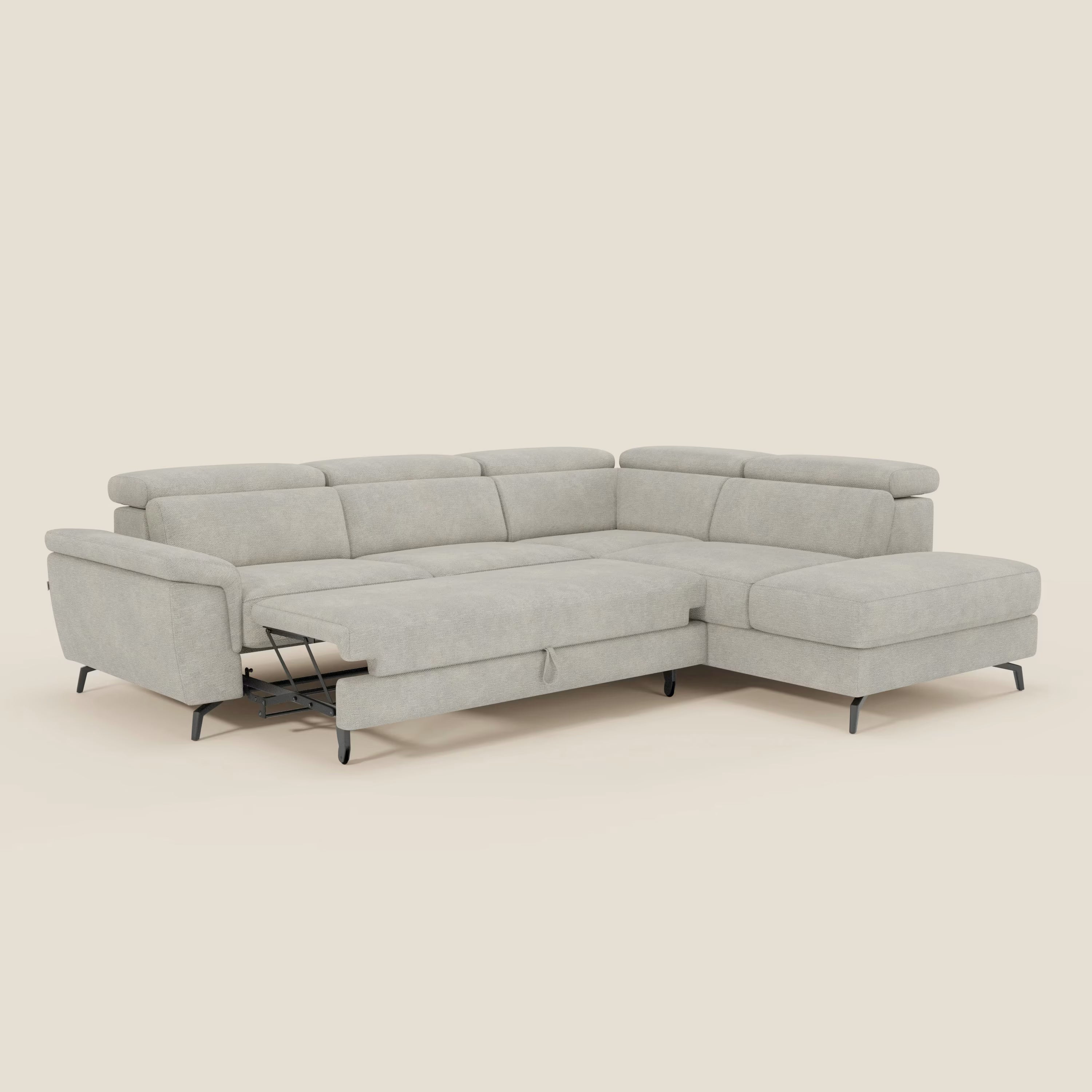 L'Estro Divano angolare estraibile di Divani.Store, in panna tessuto impermeabile T14, è caratterizzato da gambe in metallo nero, seduta estraibile sinistra con poggiapiedi esteso per la reclinazione, chaise lounge destra e poggiatesta regolabili su sfondo beige.