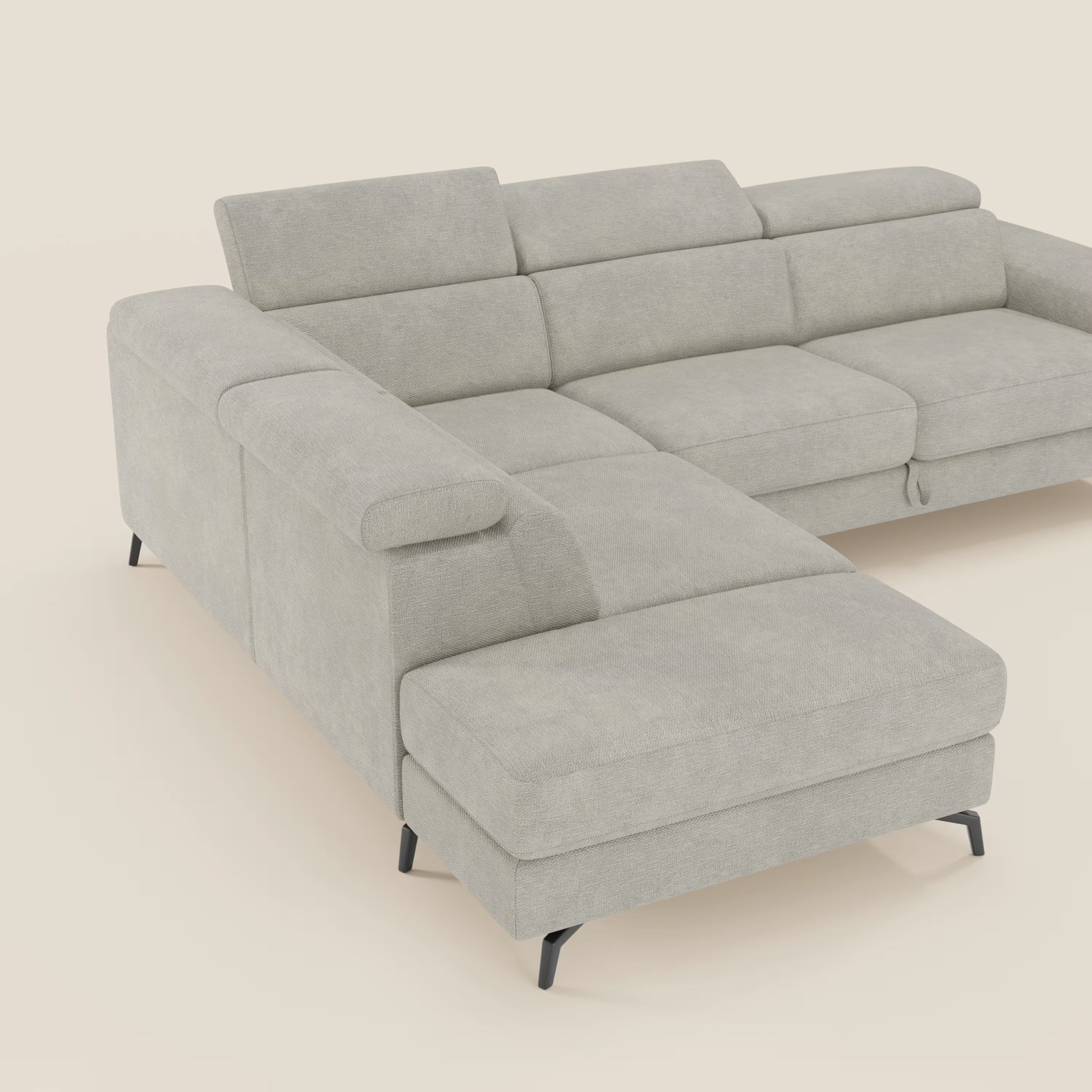 Estro Divano angolare estraibile di Divani.Store è un divano a L in tessuto impermeabile T14 panna, caratterizzato da ampi braccioli, sedute imbottite, poggiatesta regolabili, eleganti gambe in metallo nero e chaise lounge sul lato destro.