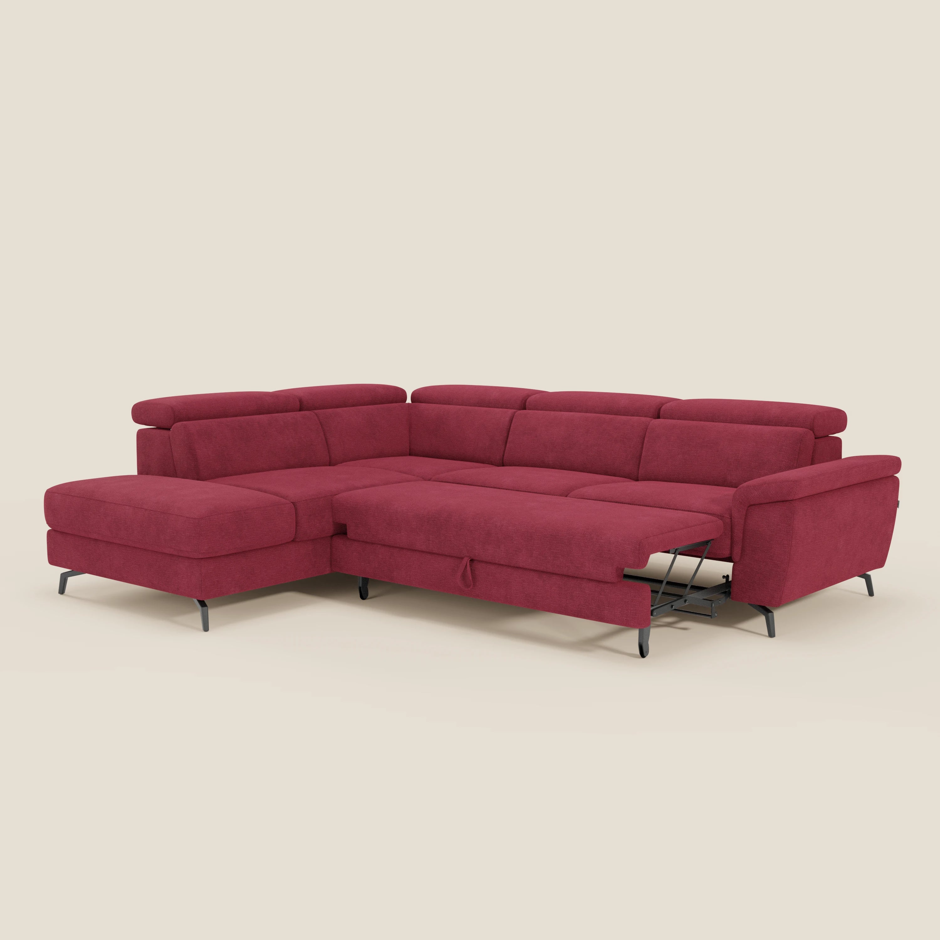 Il divano angolare estraibile Estro Divano di Divani.Store è caratterizzato da poggiatesta reclinabili, poggiapiedi estensibile a destra, gambe in metallo nero e tessuto impermeabile rosso T14: stile e comfort moderni su uno sfondo beige chiaro.