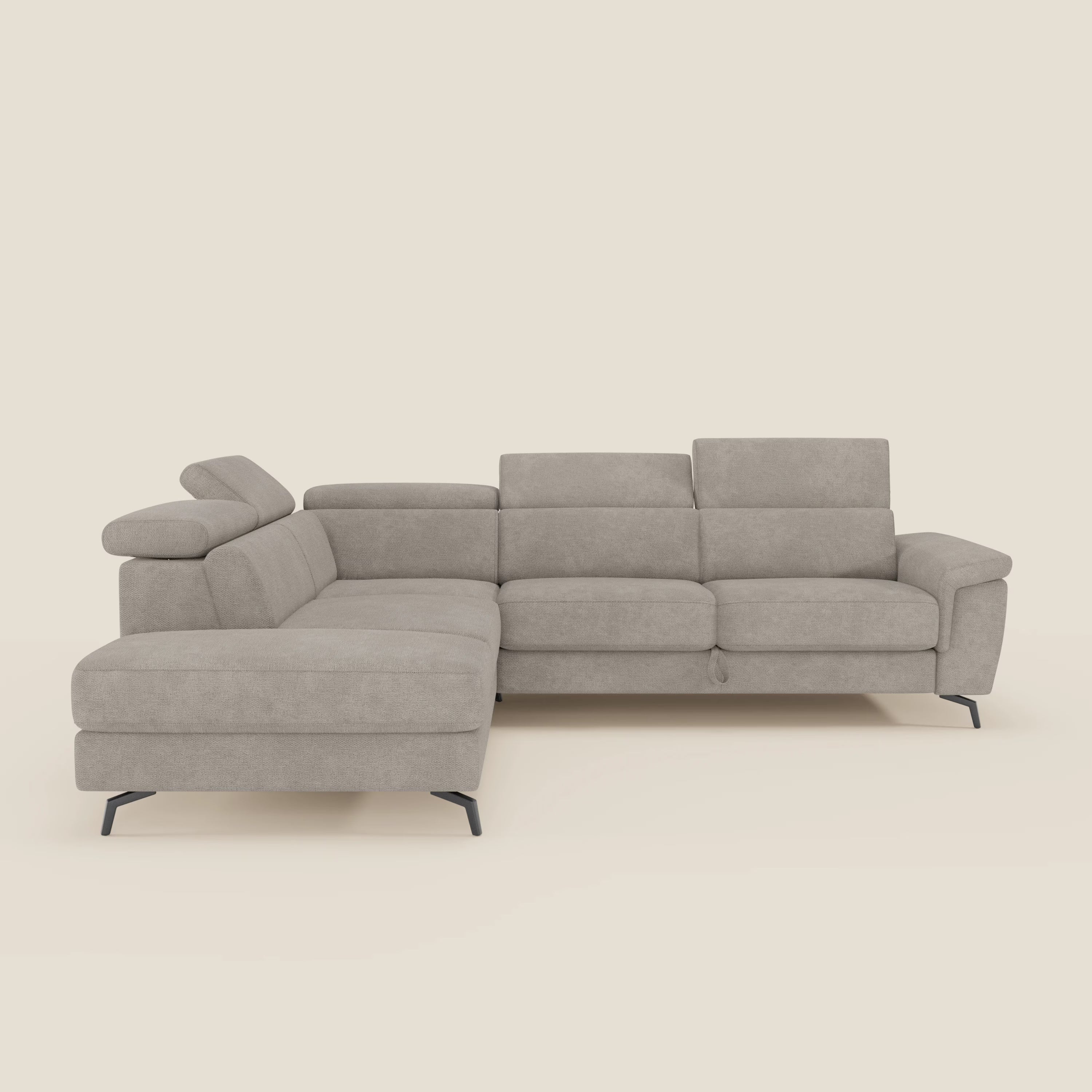 Il divano angolare estraibile Estro Divano di Divani.Store è caratterizzato da tessuto tortora T14 impermeabile, poggiatesta regolabili, gambe sottili in metallo nero, chaise lounge sul lato sinistro e cinque posti a sedere, qui presentati su uno sfondo beige semplice.