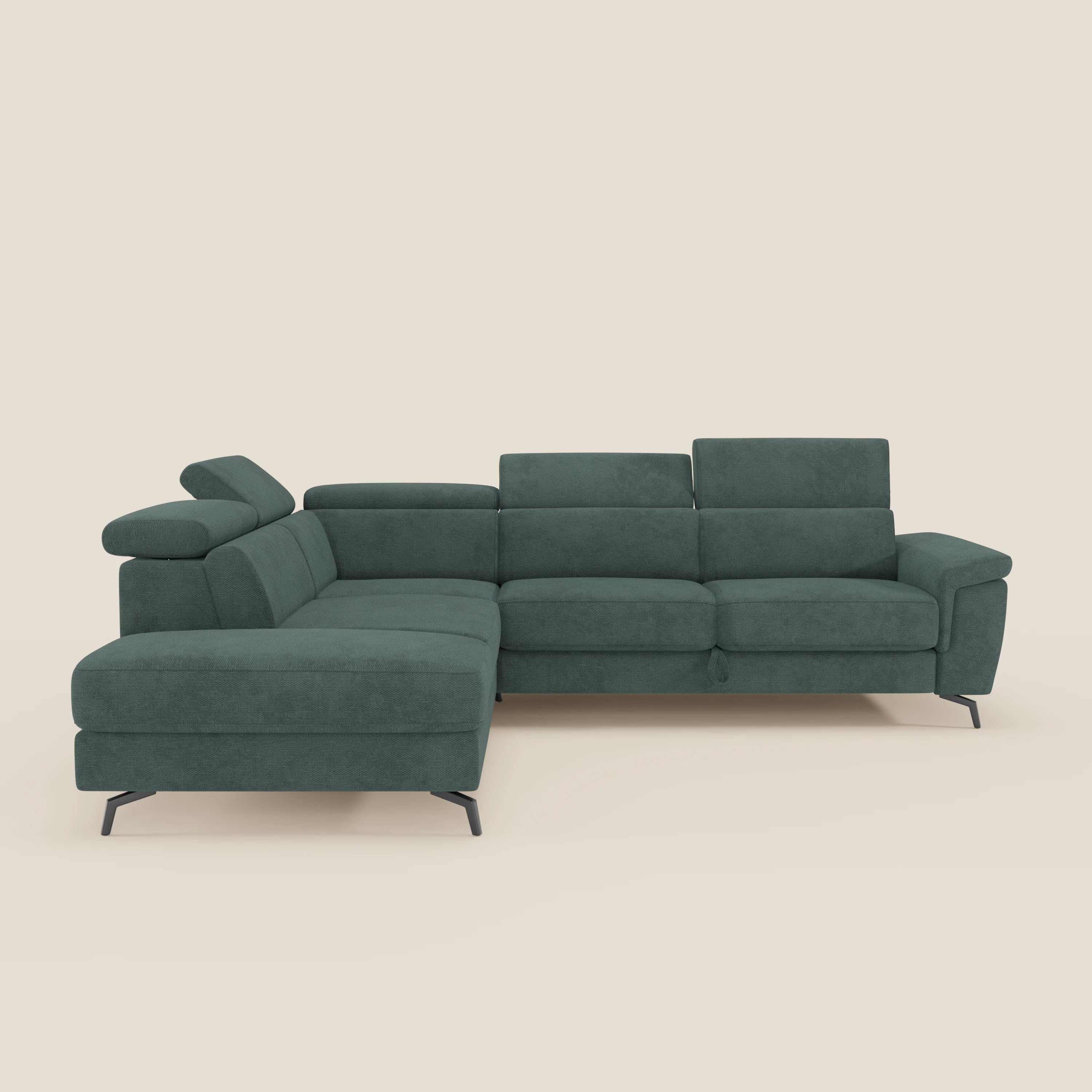 Il divano angolare estraibile Estro Divano di Divani.Store è dotato di chaise longue sinistra, poggiatesta reclinabili, ampi braccioli e poggia su gambe in metallo nero. Rivestito in tessuto verde impermeabile T14, spicca su uno sfondo beige chiaro.