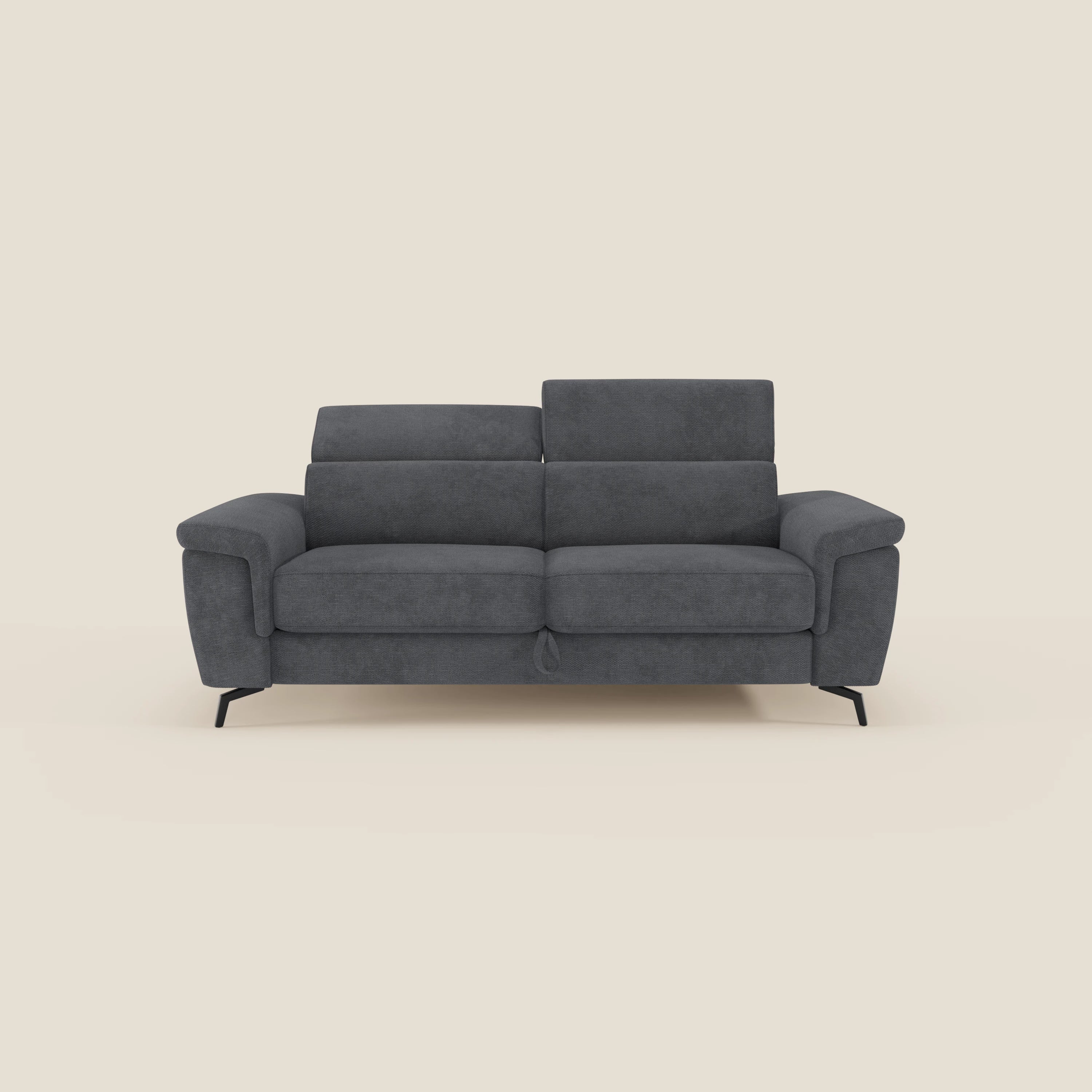 Estro Divano 3 posti di Divani.Store, in tessuto impermeabile T14 antracite, è caratterizzato da cuscini in feltro, schienali imbottiti divisi con poggiatesta reclinabili, pouf estraibile e sottili gambe nere. In questo caso, lo sfondo è beige chiaro.