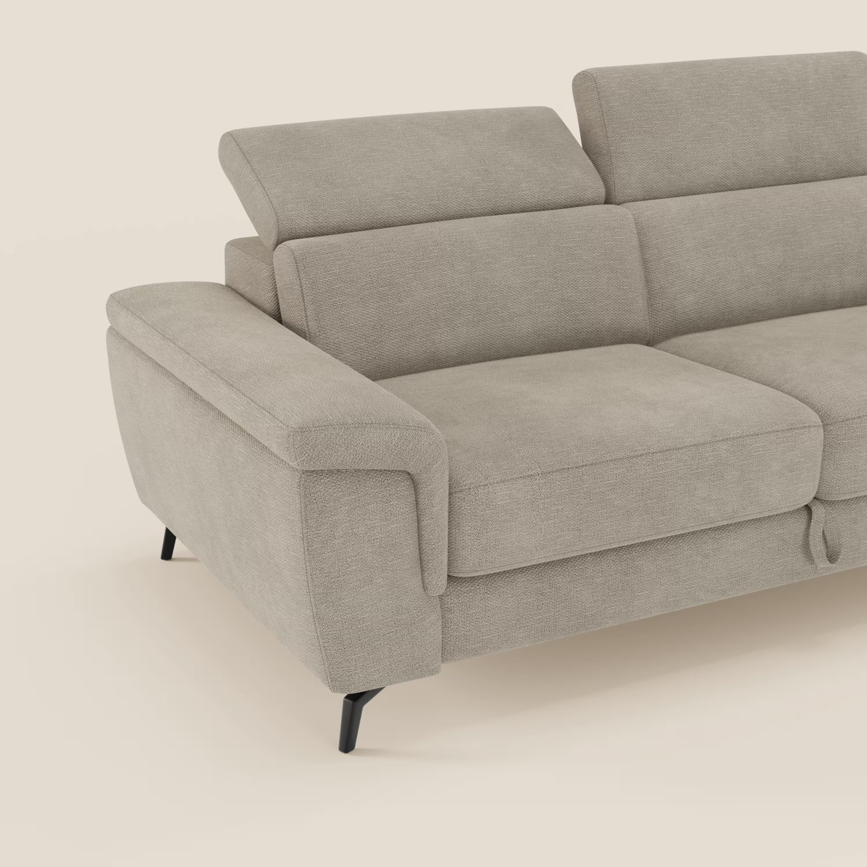 L'Estro Divano 3 posti con pouf estraibile di Divani.Store, in tessuto impermeabile T14 beige, è caratterizzato da poggiatesta reclinabili, cuscini morbidi, ampi braccioli, gambe corte di colore nero, in parte su sfondo bianco sporco.