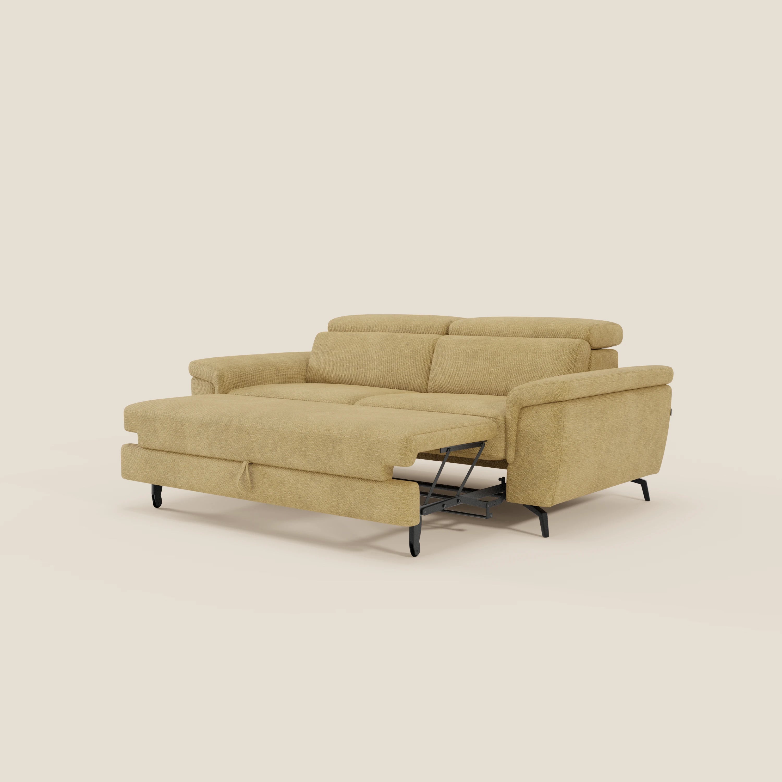 L'Estro Divano 3 posti con pouf estraibile di Divani.Store è caratterizzato da poggiatesta regolabili e tessuto impermeabile T14 giallo, su sfondo chiaro.